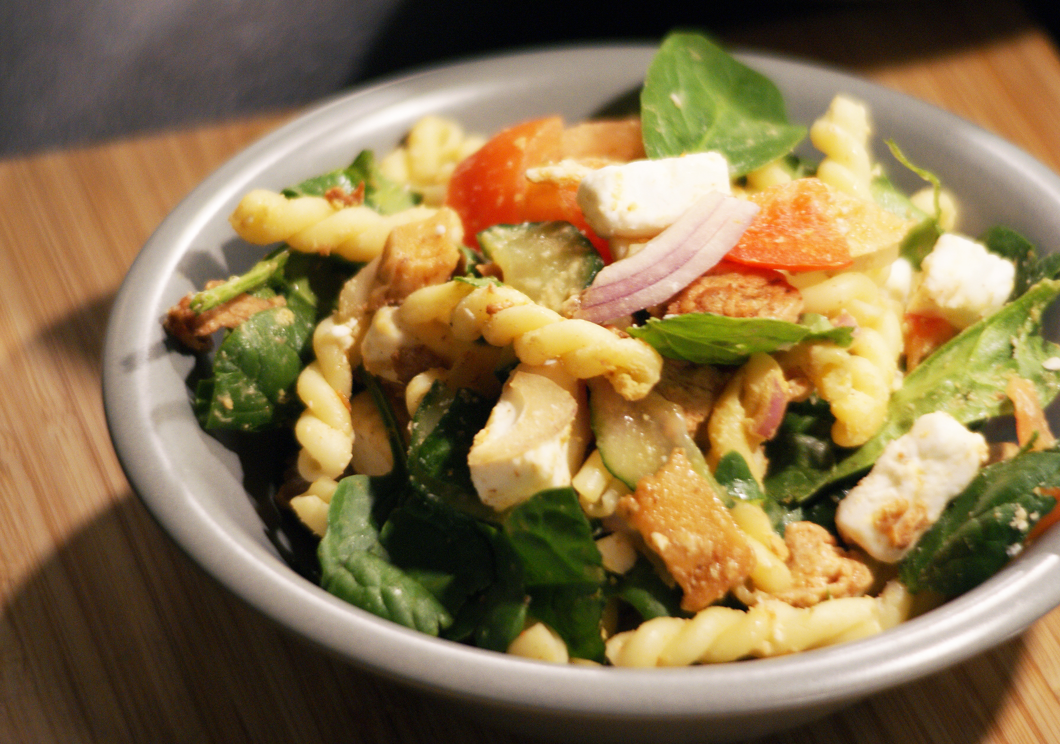 Vegansk pastasallad med vegokyckling