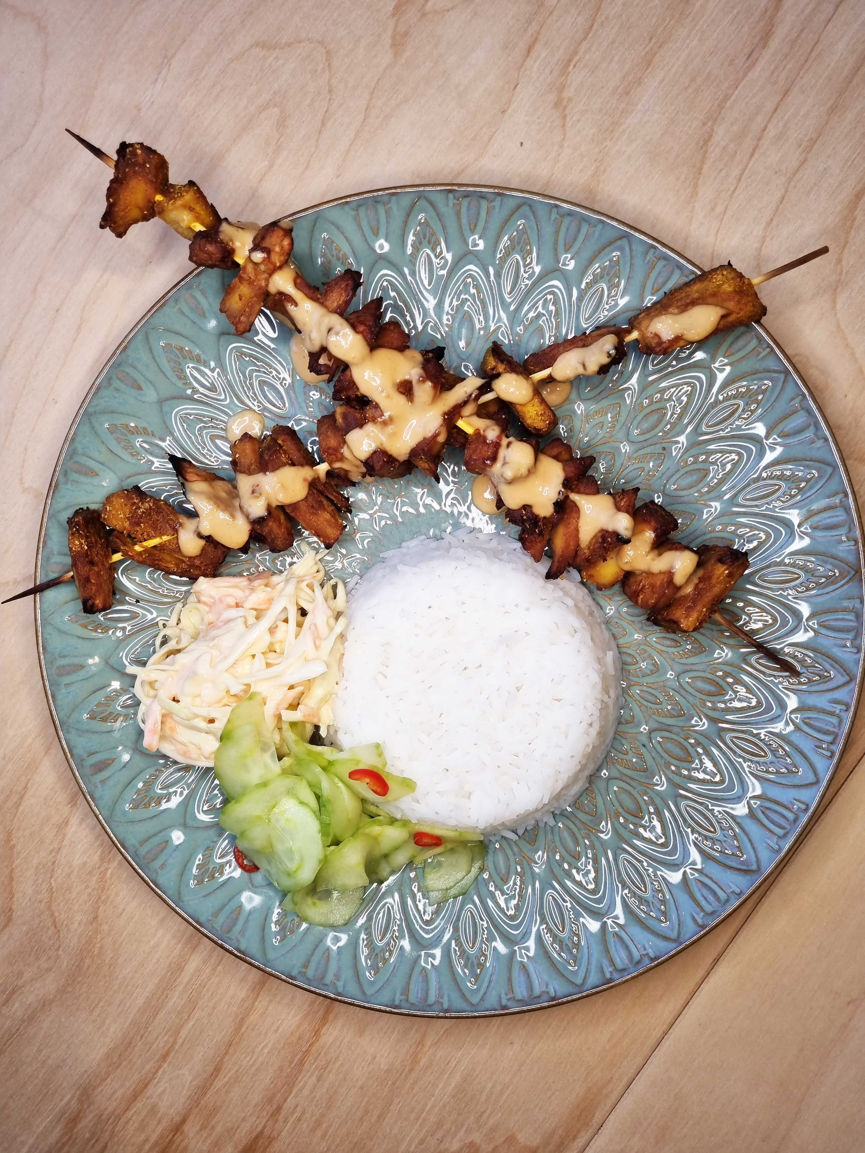 Veganska satayspett med jordnötssås