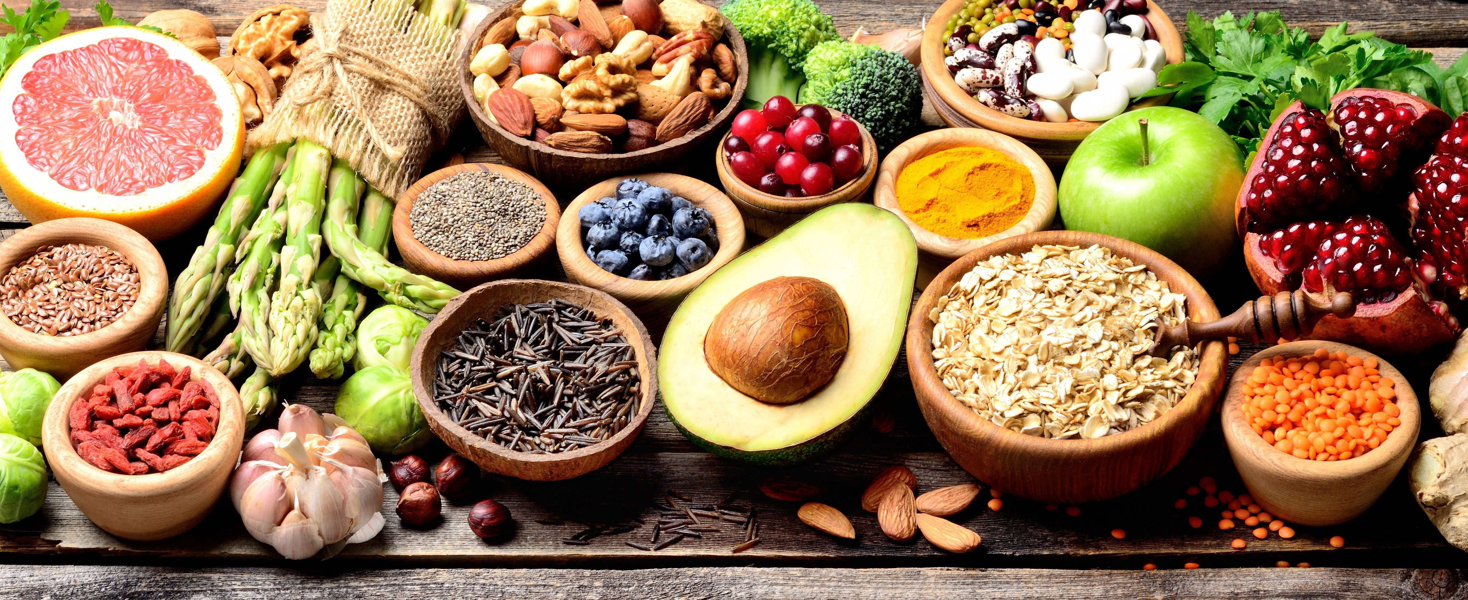 Frukt, grönt och andra veganska livsmedel på ett bord