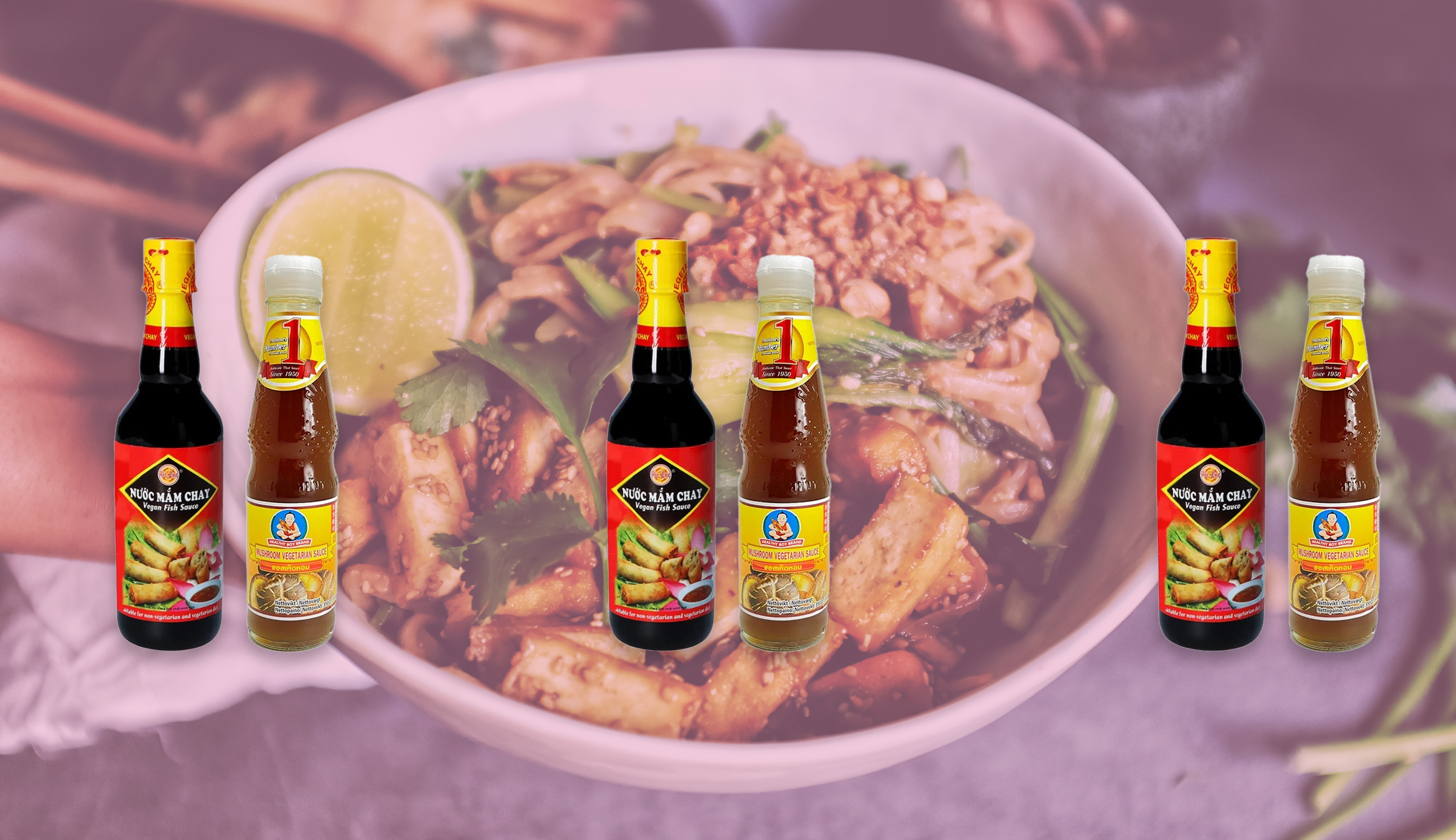 Vegans fisk- och ostrornsås uppradade mot en vegansk wok-bakgrund.