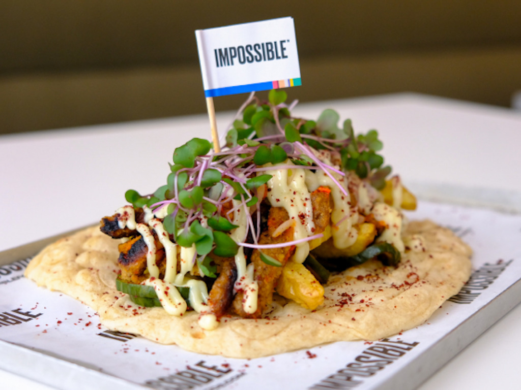 En tortilla med veganska nuggets och grönsaker på serverad på en bricka.