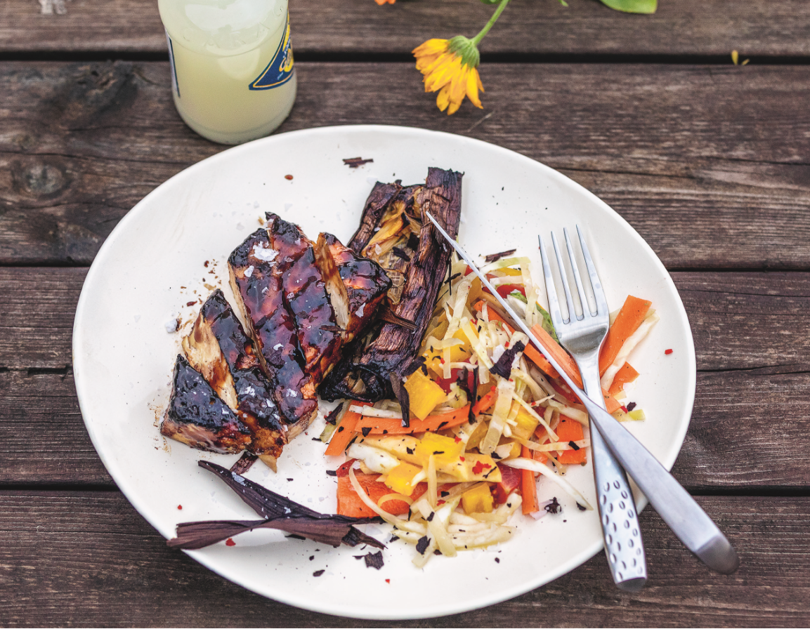 Grillad sticky tofu upplagt på en tallrik tillsammans med rivna rotfrukter.