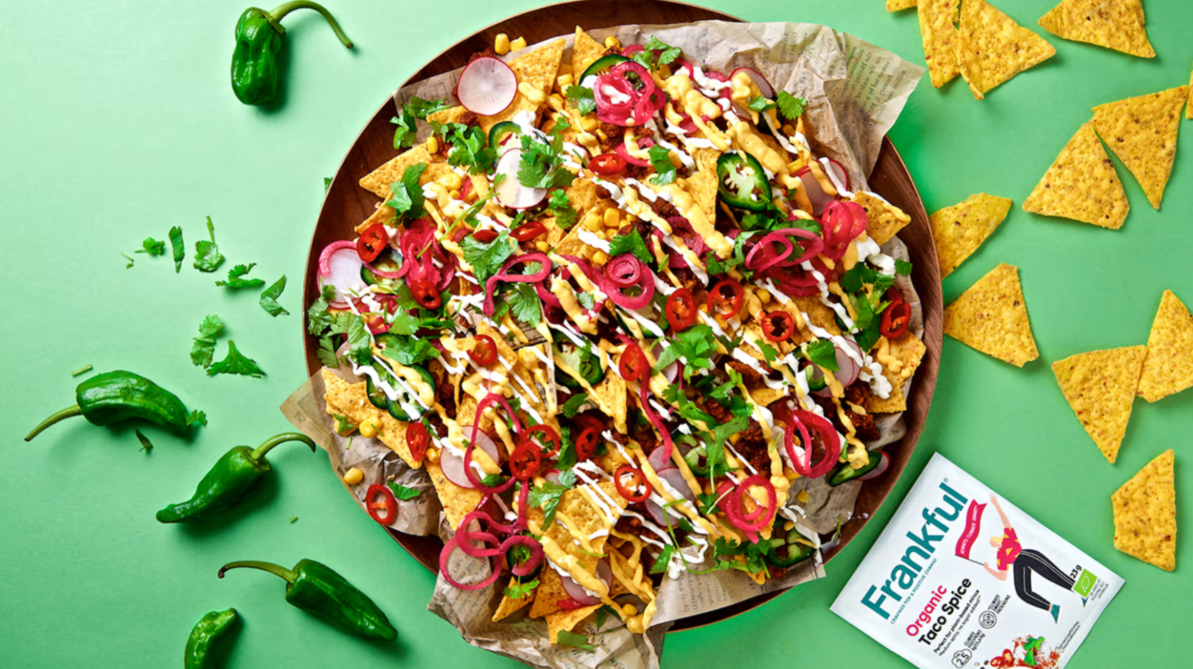 Nachotallrik med Frankfuls produkter mot en grön bakgrund