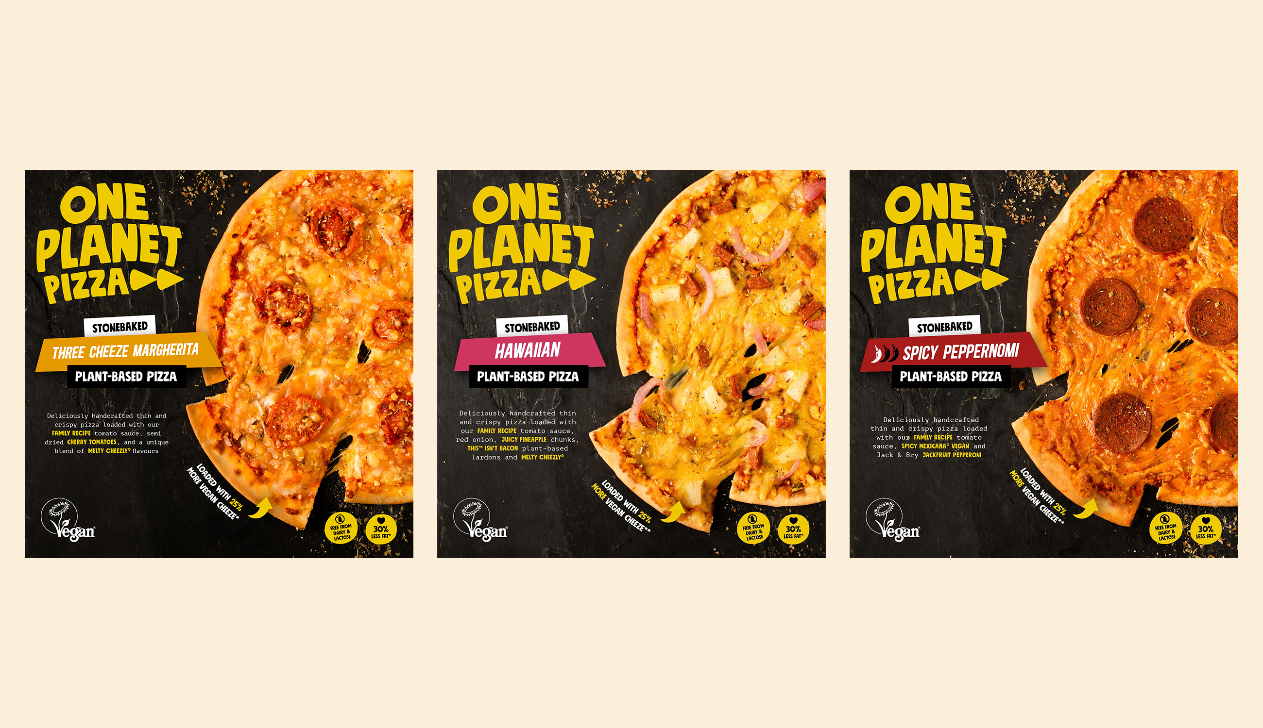 tre kartonger med veganska pizzor uppradade mot en ljusgul bakgrund