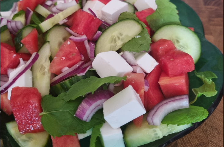Vattenmelon och vegansk fetasallad i en skål.