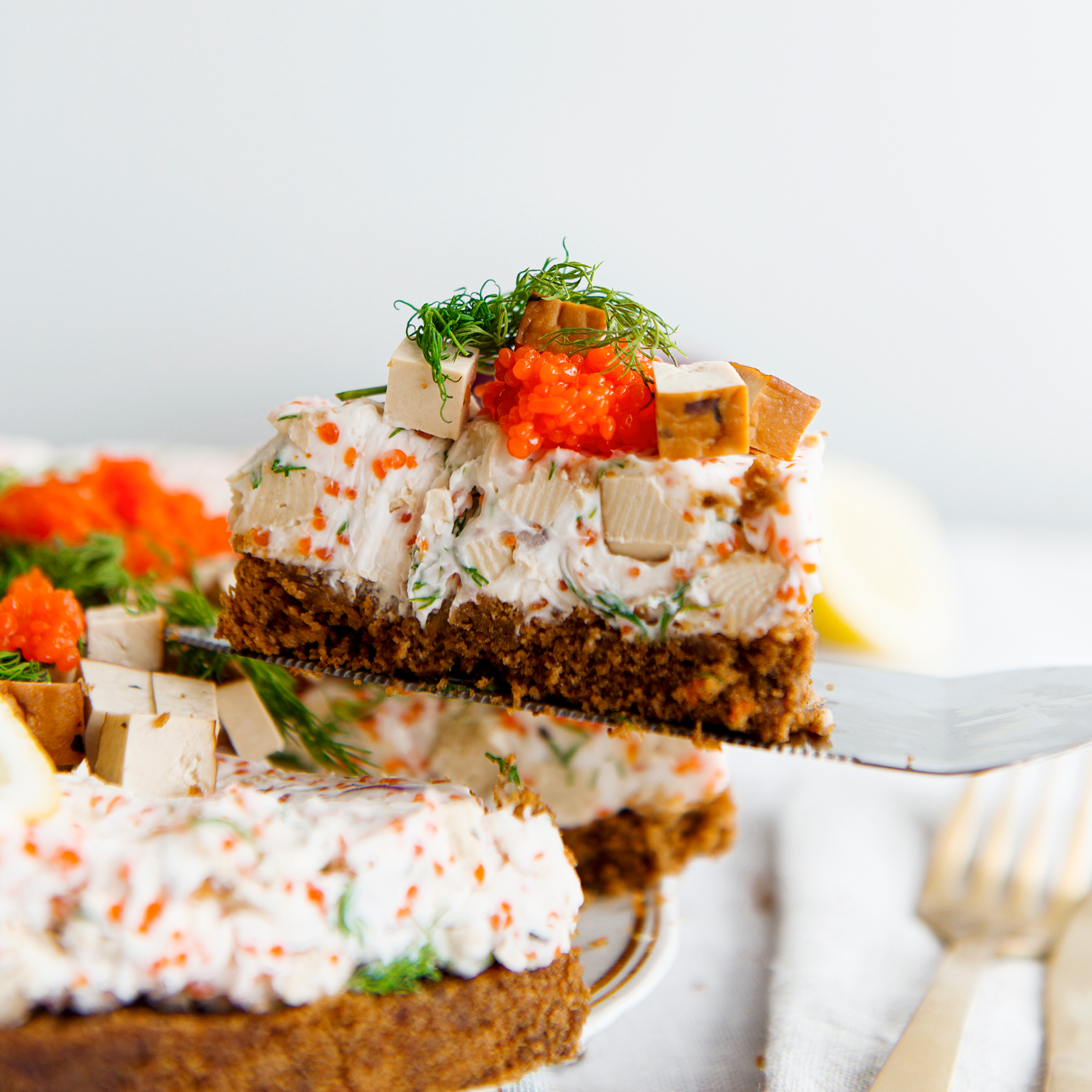 En bit vegansk skagencheesecake på en tårtspade.