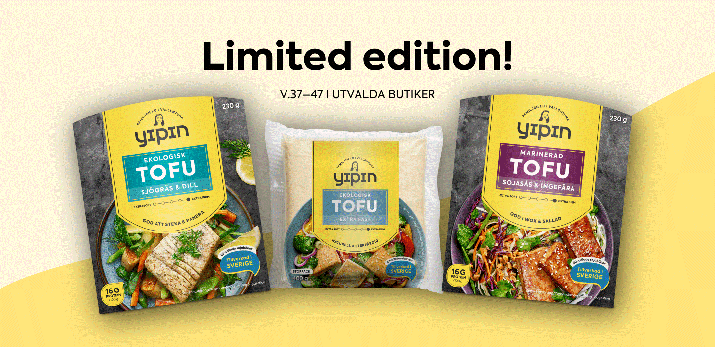 Tre paket tofu uppradade mot en ljusgul bakgrund.