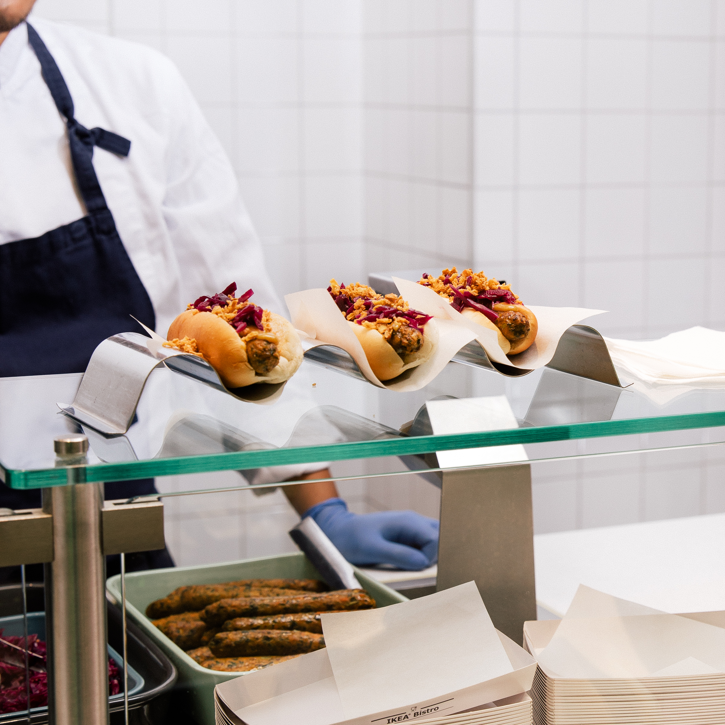 tre växtbaserade korvar i IKEAs bistro uppradade på disken