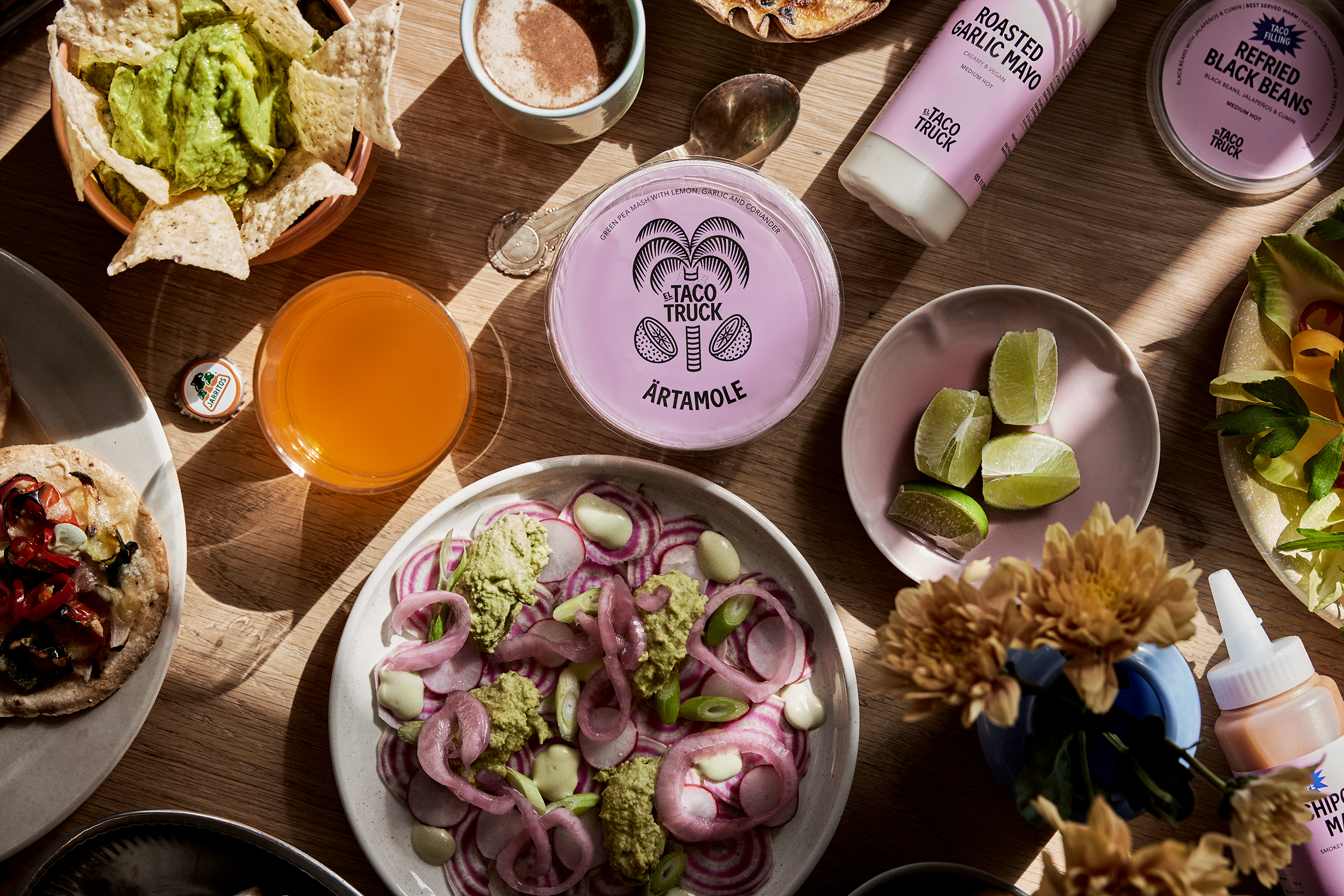 Vegansk ceviche uppdukad på ett soligt bord fullt med tillbehör.