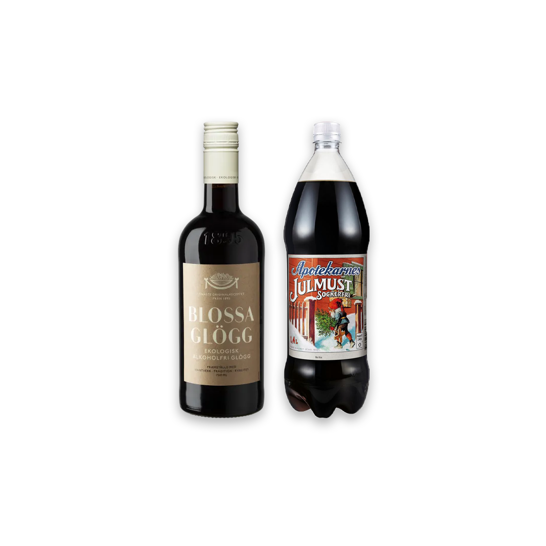 En flaska glögg och en flska julmust uppställda mot en vit bakgrund