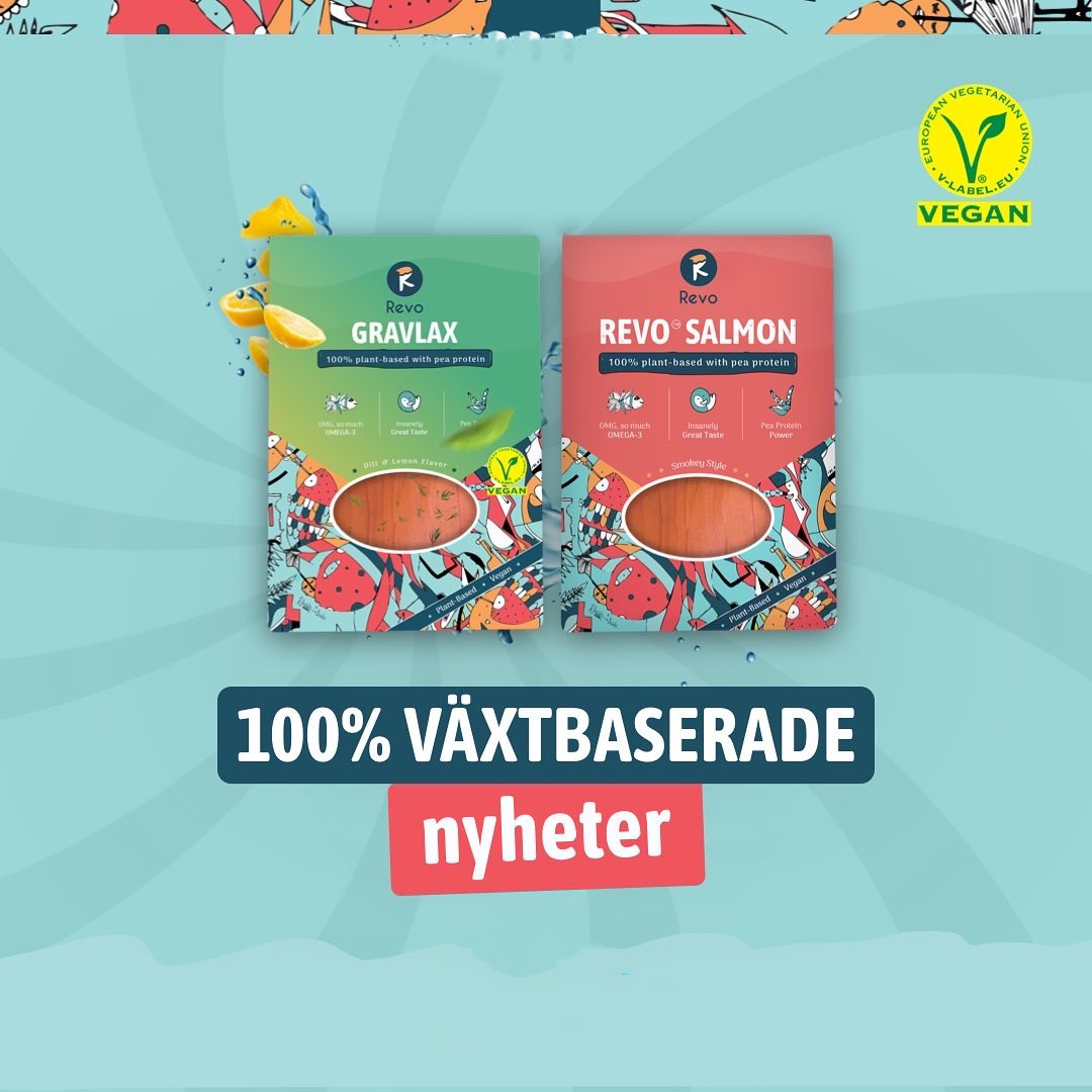 Två paket med växtbaserade laxsubstitut mot en ljusblå bakgrund.
