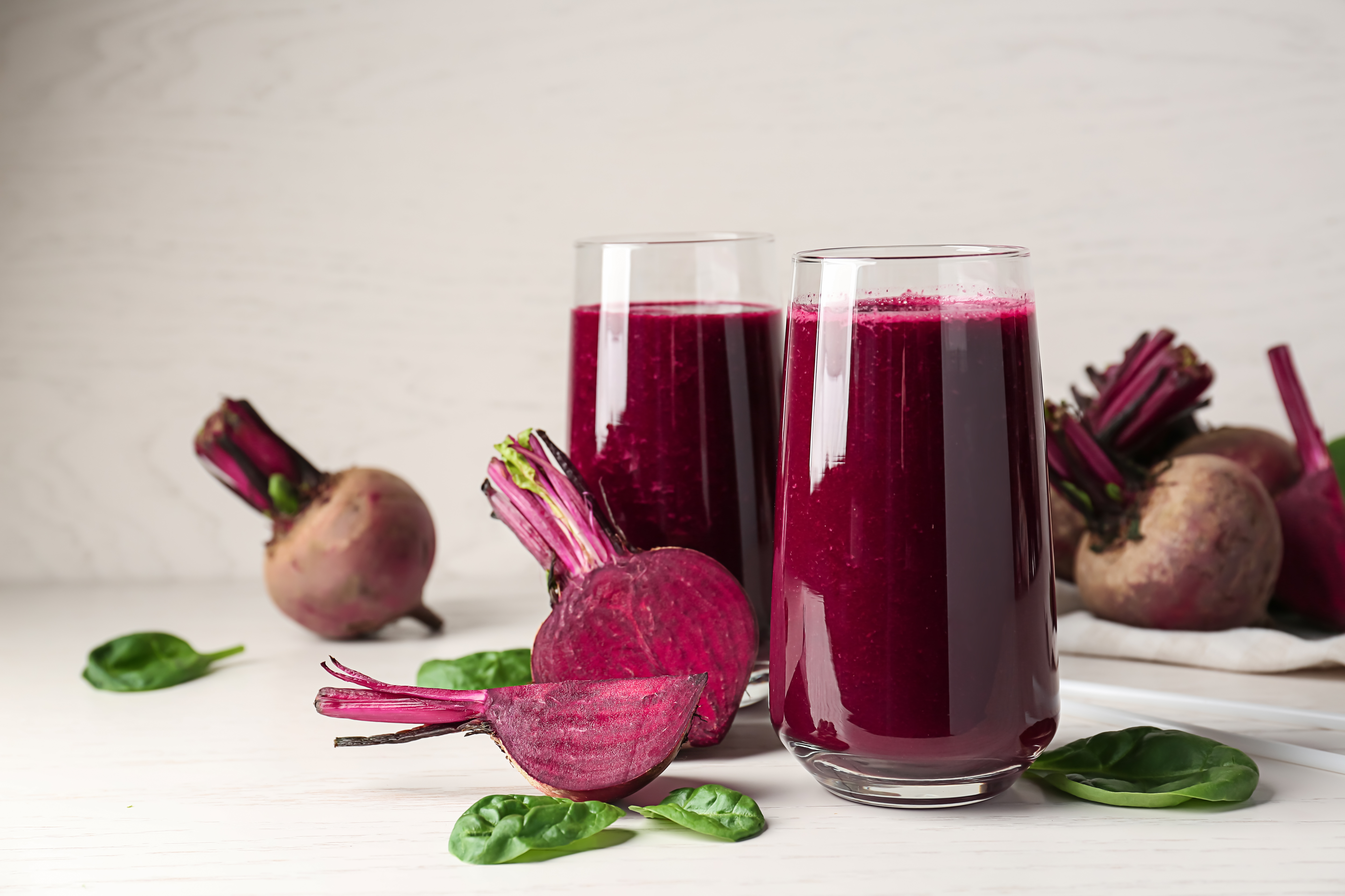 Två glas med färsk bet-smoothie på ett bord