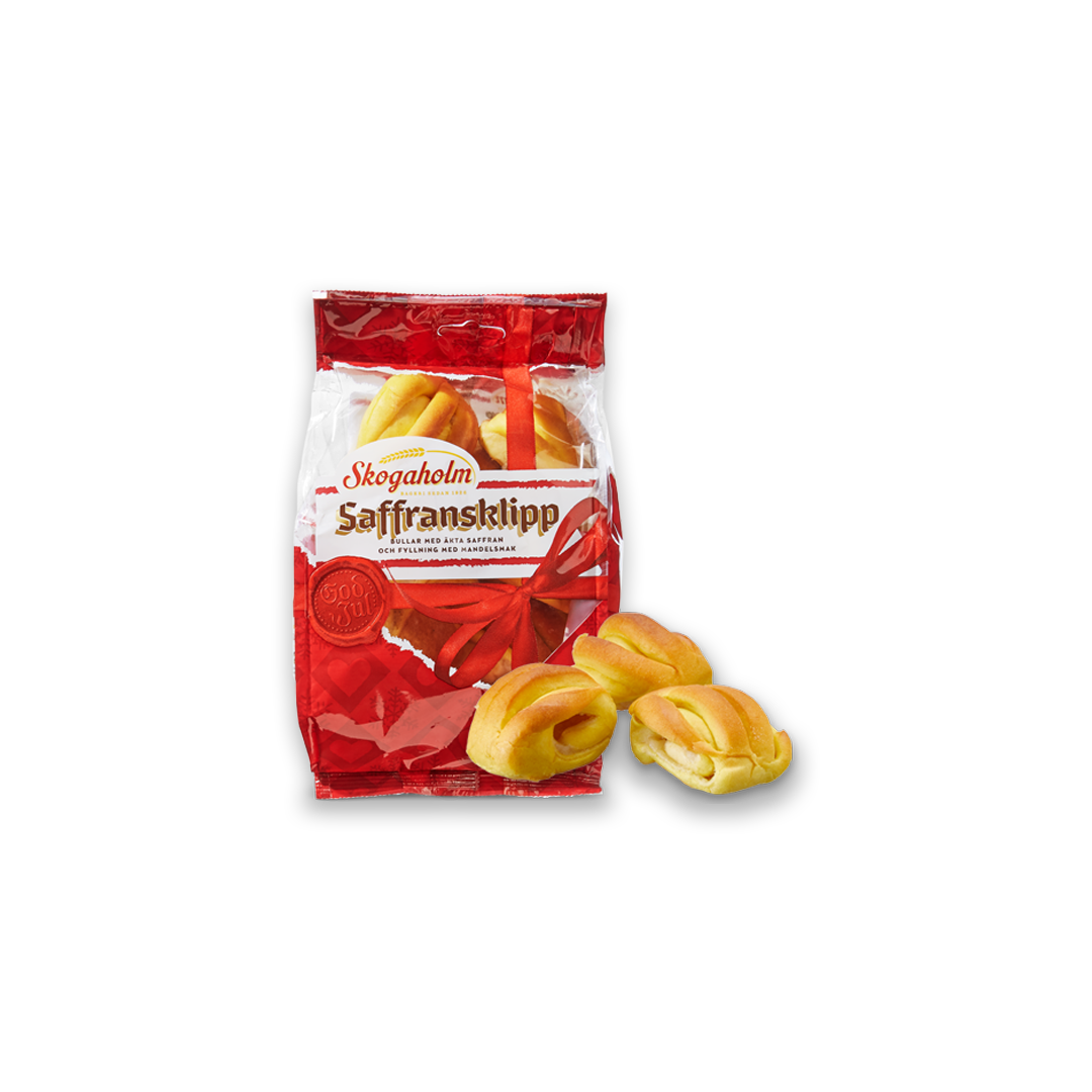 En påse med saffransgifflar i samt 3 gifflar bredvid påsen mot en vit bakgrund.