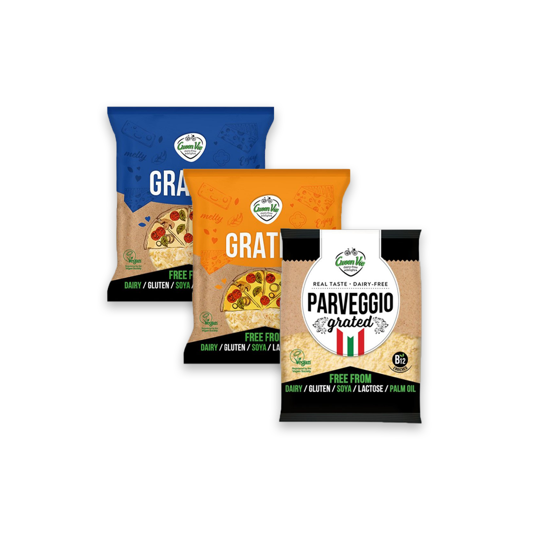 Tre påsar riven vegansk ost mot en vit bakgrund.