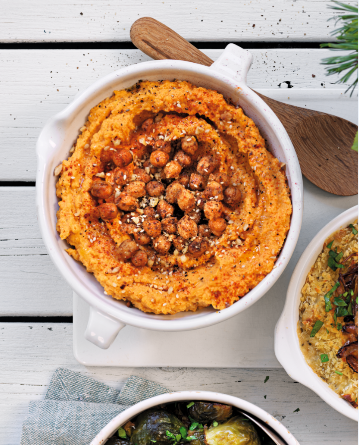 Rostad pumpahummus med rostade kikärter och dukkah i en vit skål