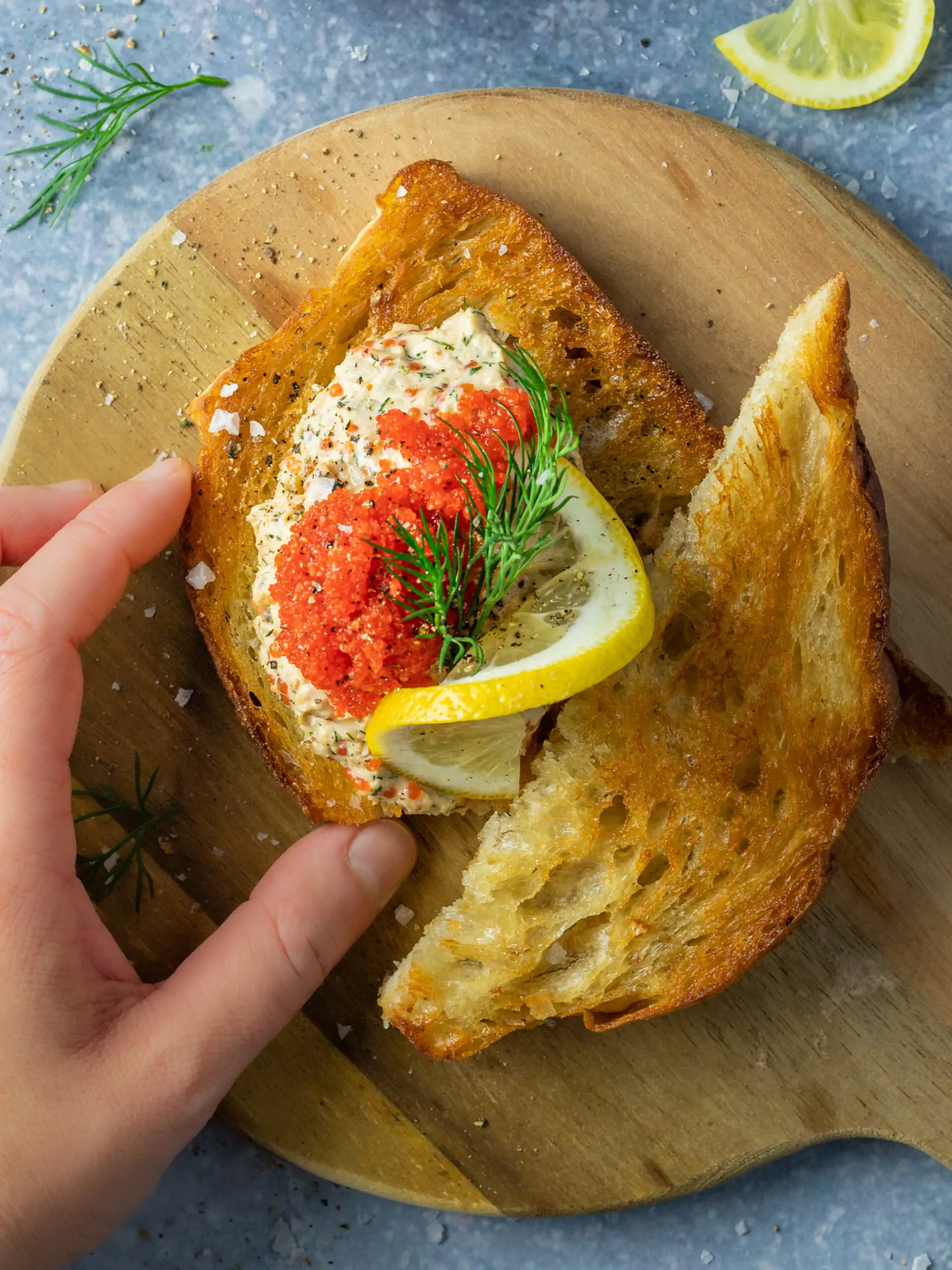 Vegansk skagen upplagt på stekt bröd toppad med tångrom, dill och citron
