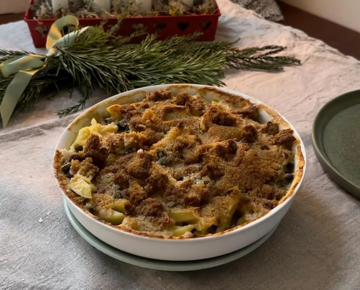 Vegansk Janssons Frestelse på ett bord med en linneduk