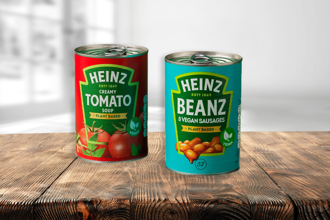 Två burkar Heinz på ett träbord mot en ljus bakgrund