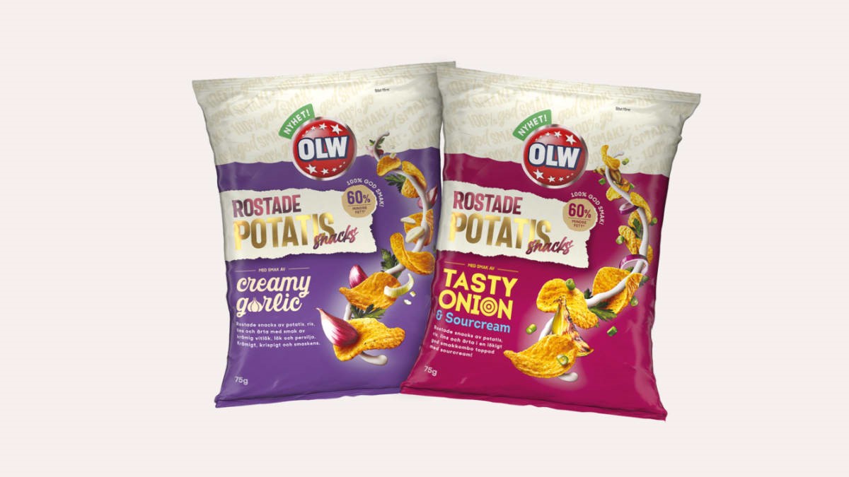 Chipspåsar uppradade mot en ljusrosa bakgrund.