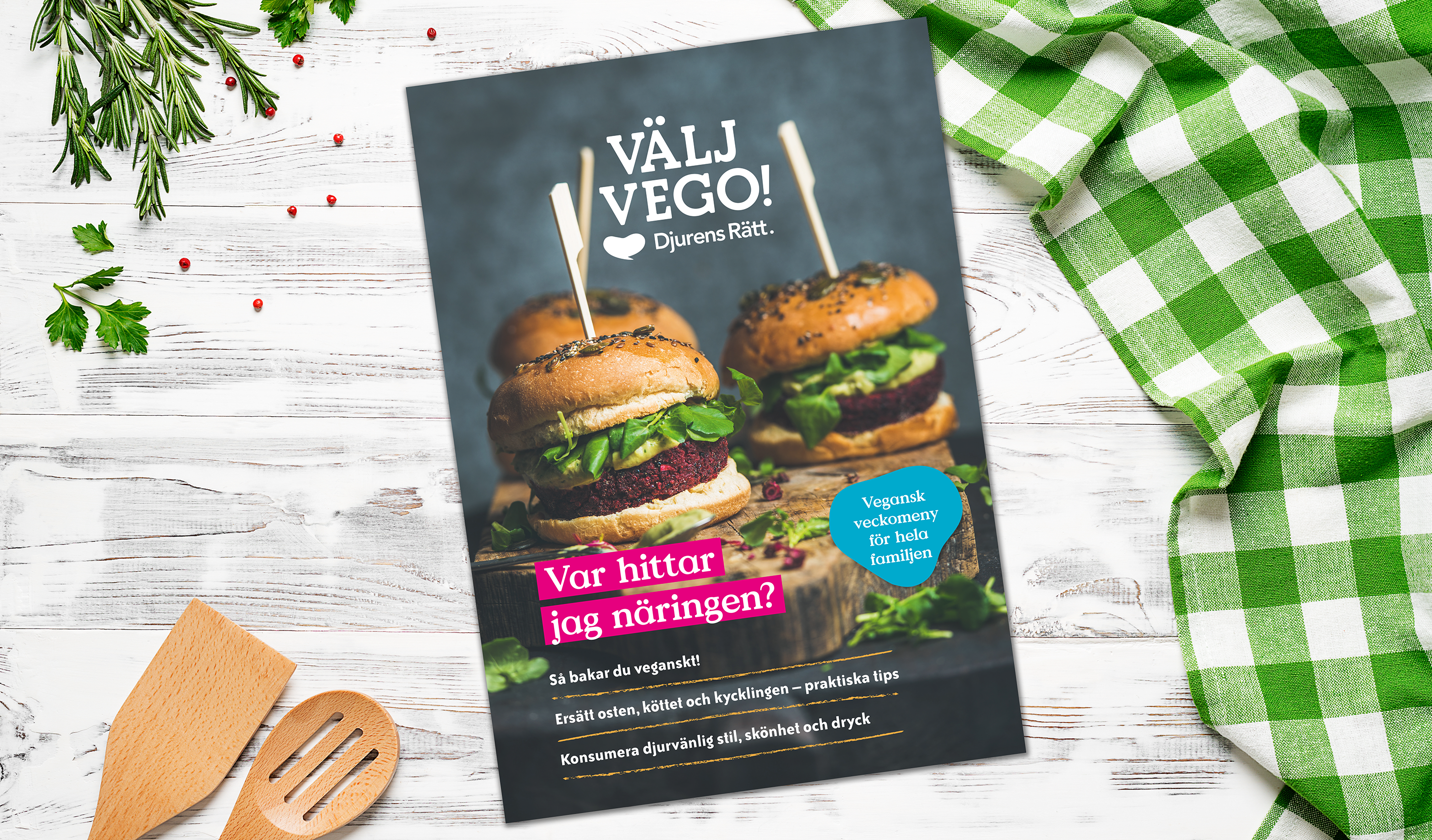 En tidning på ett ljust bord med en grönrutig duk på sidan