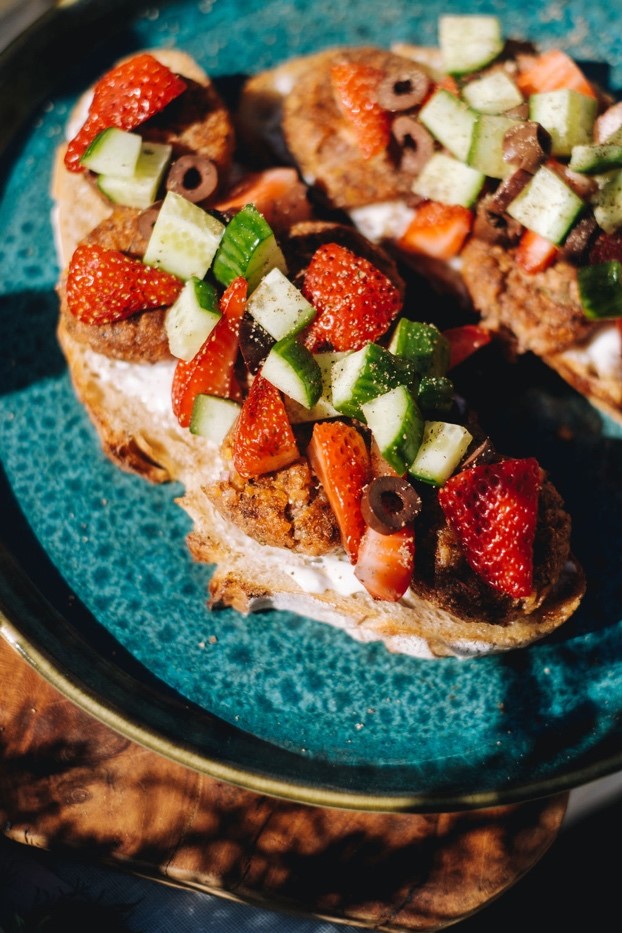 Gillad tartine med färskost, jordgubbar, bits och svartpeppar