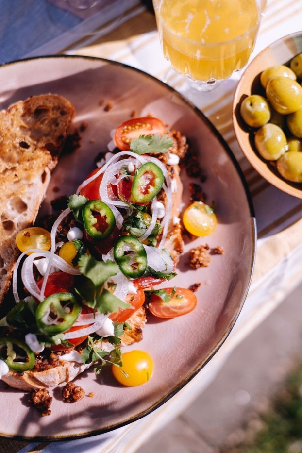 Grillad tartine med limemajo, krispig tacofärs, tomatsalsa, silverlök och jalapeños