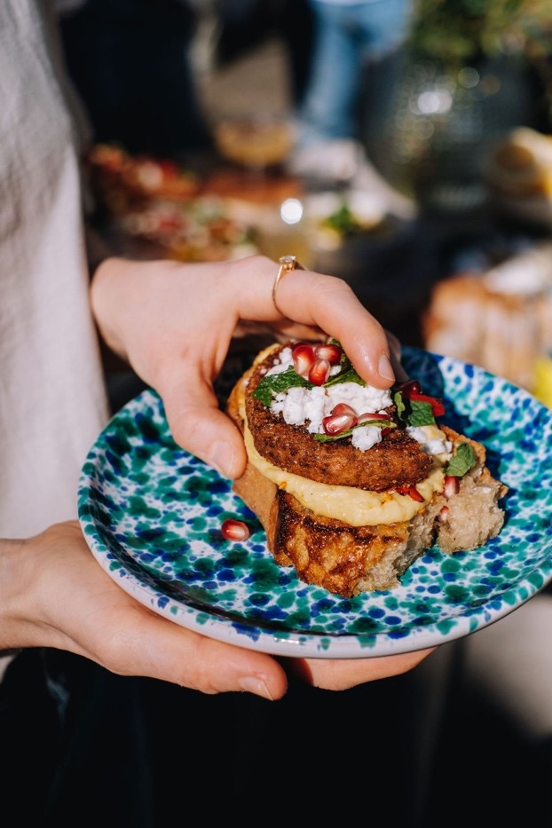 Orientalisk tartine med hummus, Oh Mungoodburgare, grillad paprika, vegansk fetaost, mynta granatäpple
