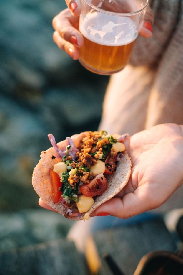 Potato flatbread tacos med sommarslaw och syrlig salsa