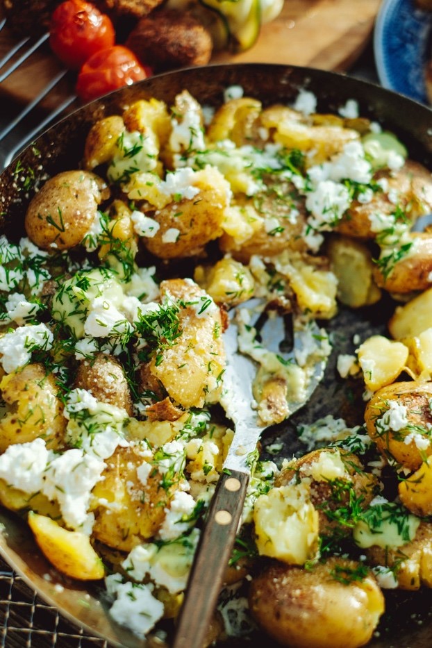 Smashed färskpotatis med vegansk fetaost, parmesan, ramslöksmajo och dill
