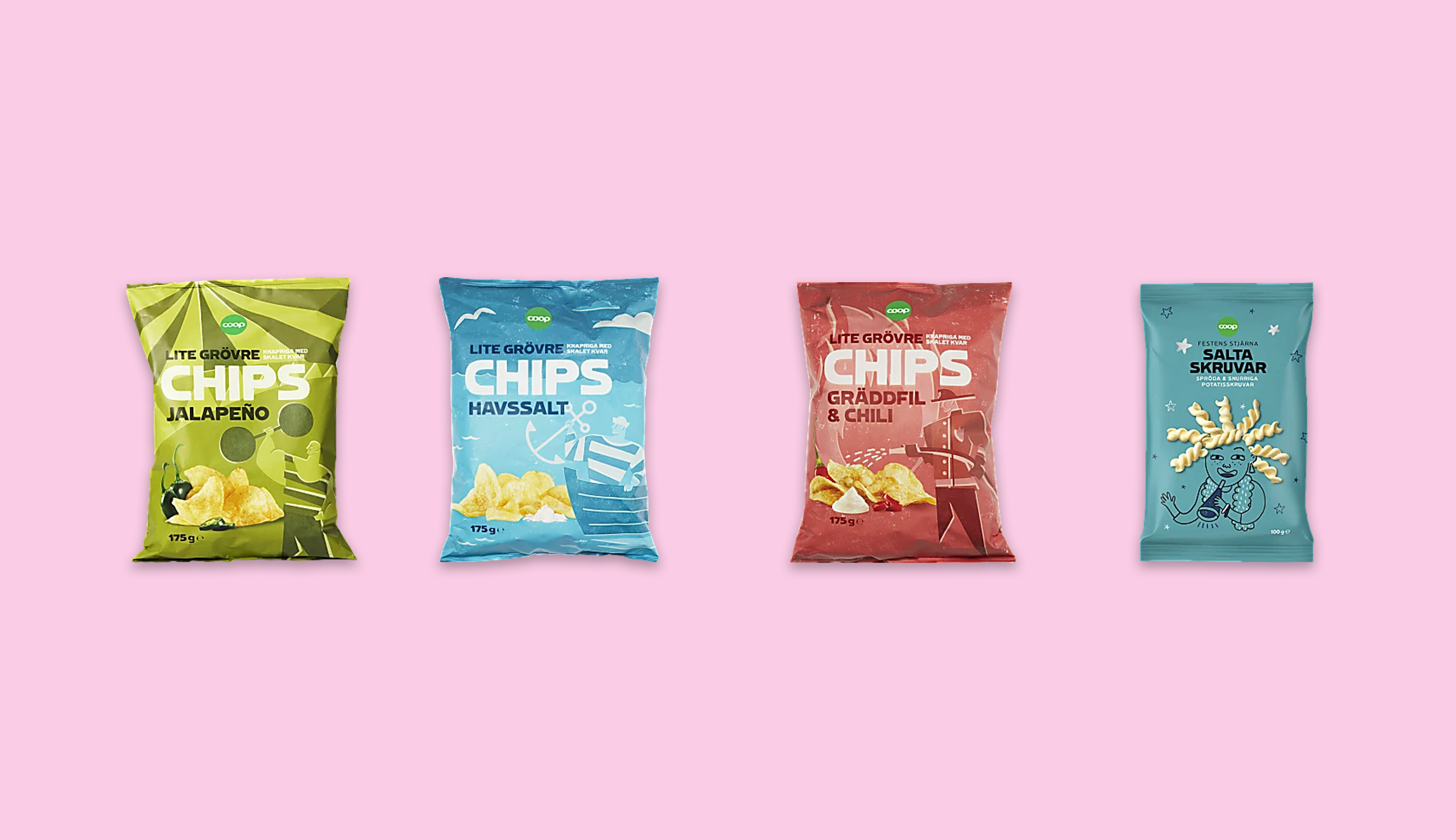 Chipspåsar uppradade mot en ljusrosa bakgrund.