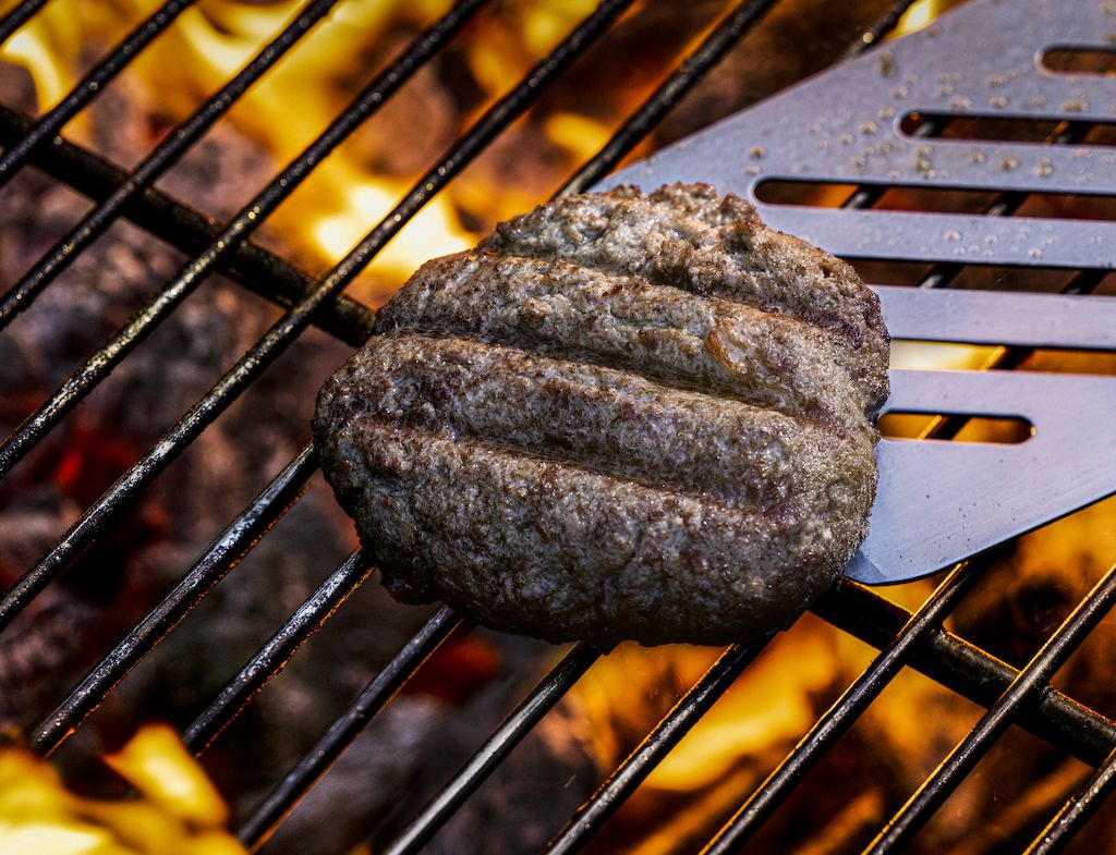 Odlad köttburgare på grillen