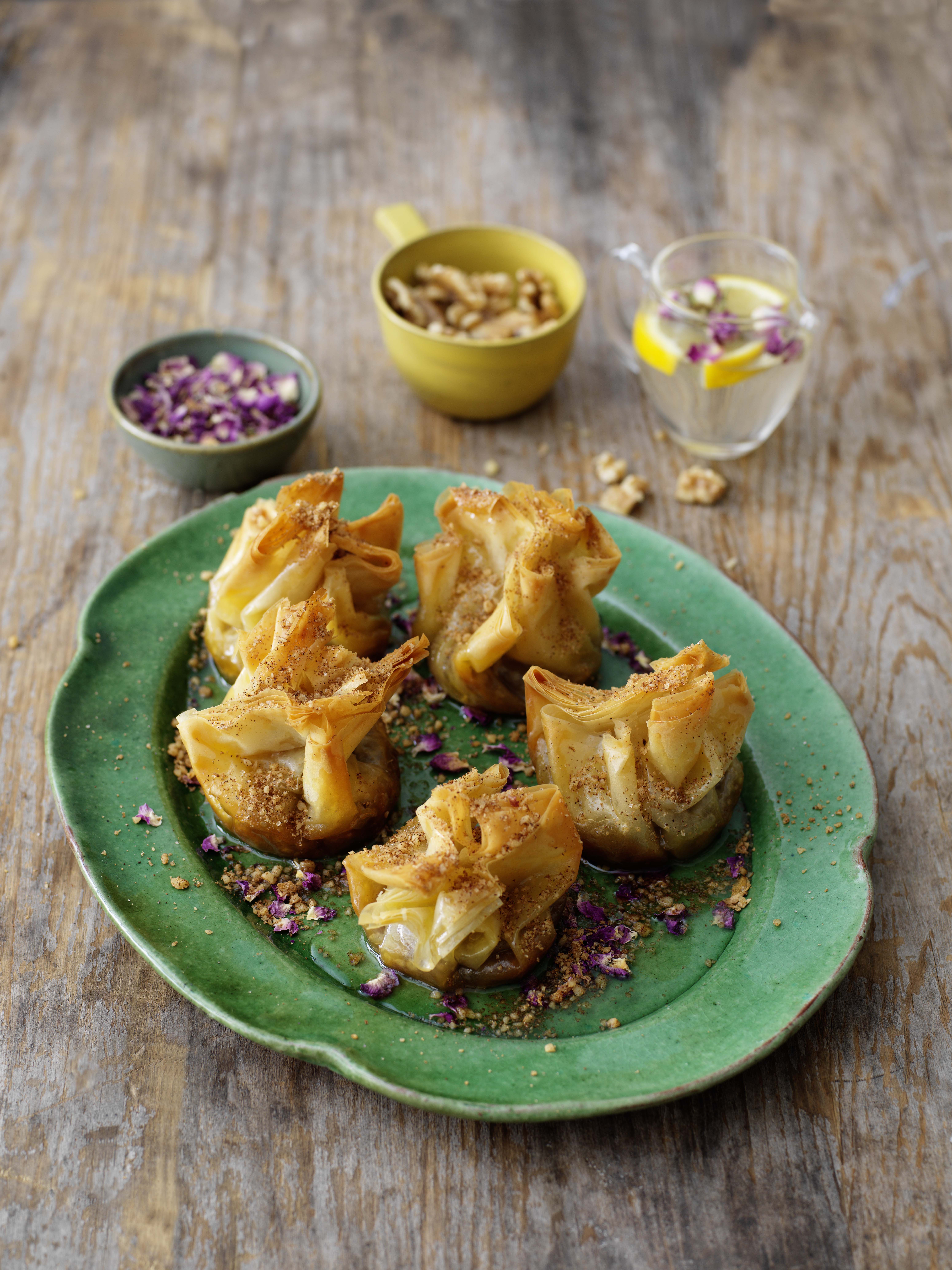 Baklava på ett fat på ett träbord