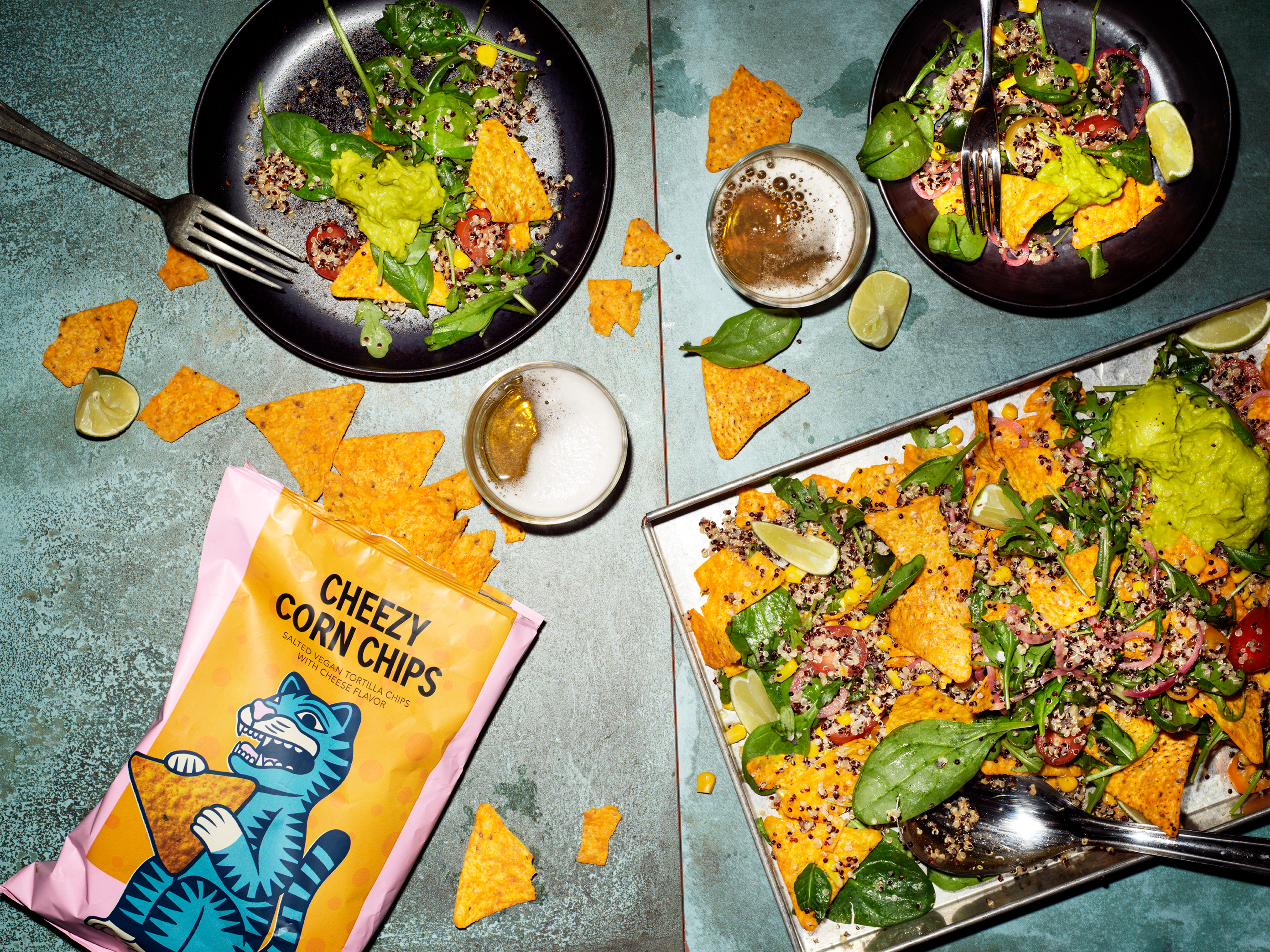 Ett plåtbord med tacorätter och en påse veganska nachos med ostsmak