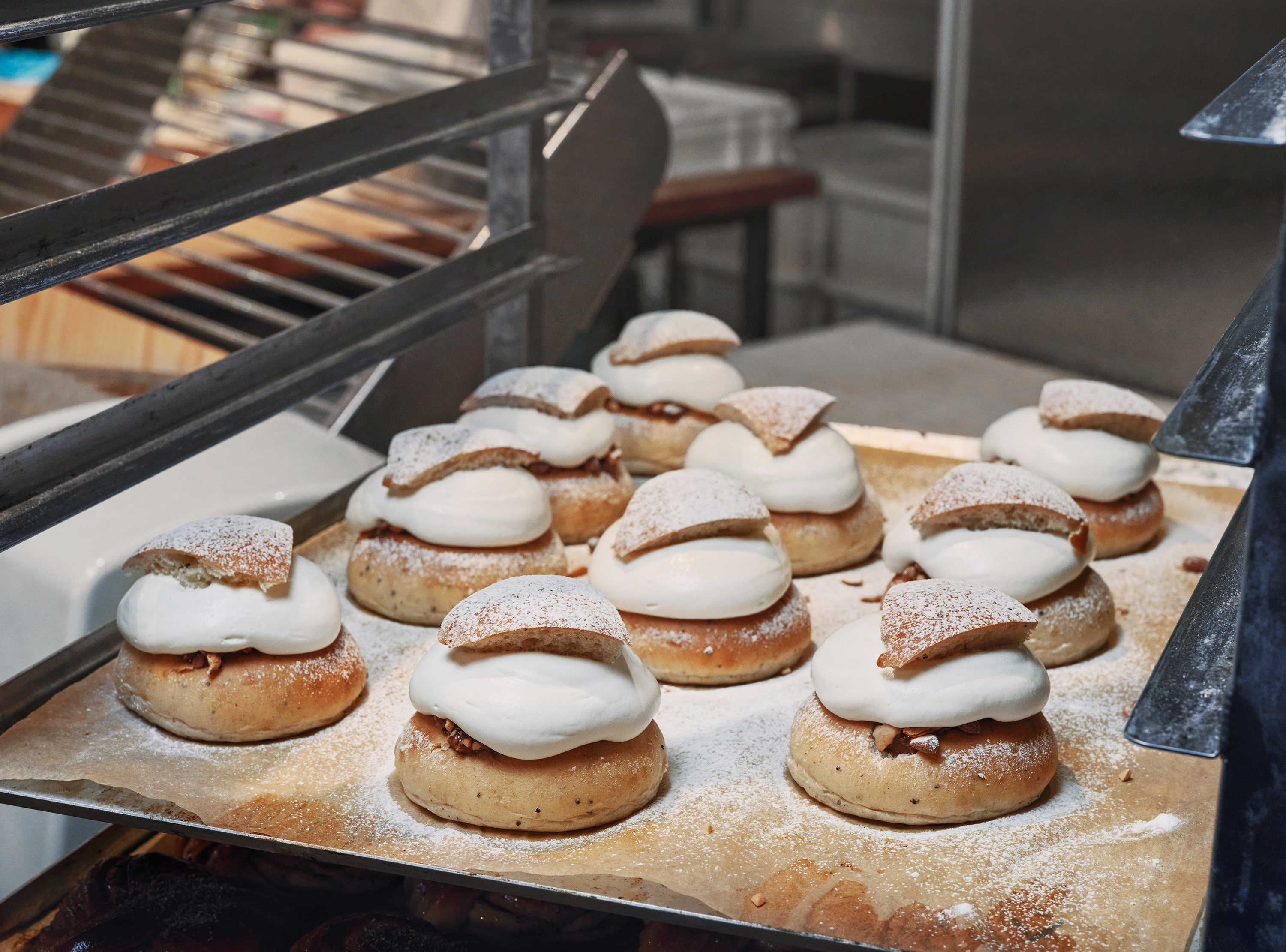 Semlor på en plåt i ett bageri