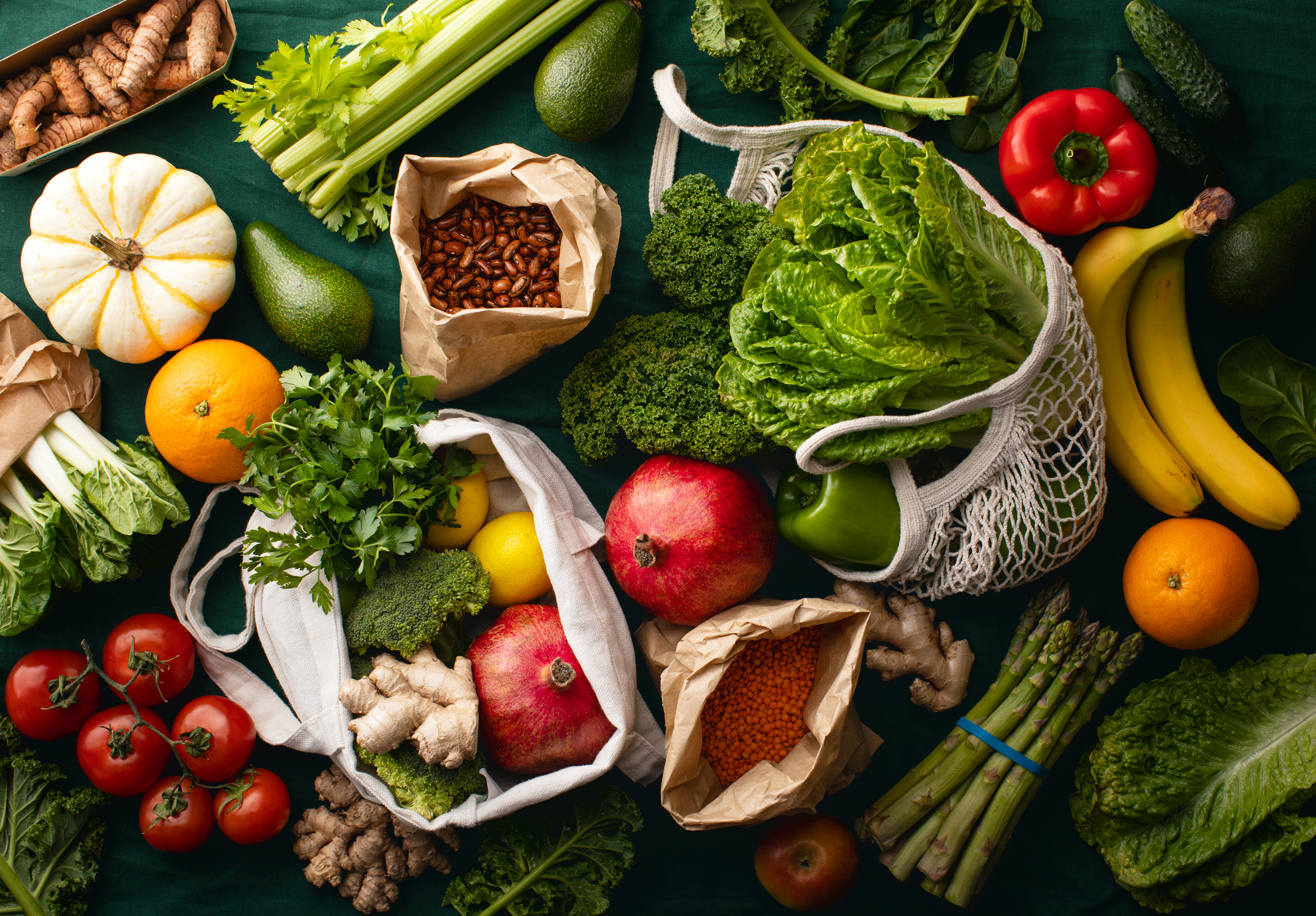 Färskt levererade lokalt odlade frukter och grönsaker förpackade i miljövänliga papperspåsar eller textilpåsar, noll avfall vegetarisk näringskoncept
