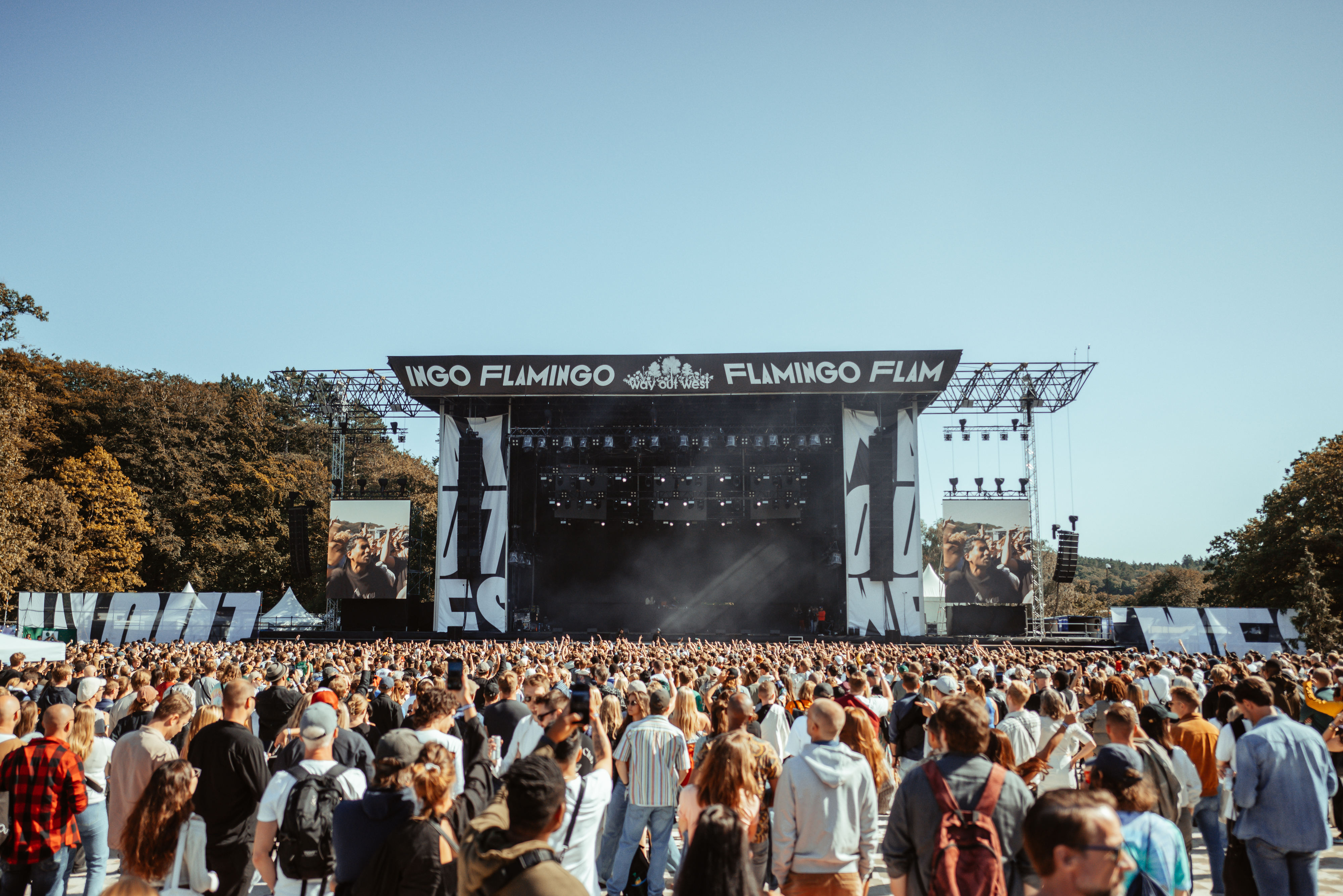 Konsertbild på scen och publik från festivalen Way Out West