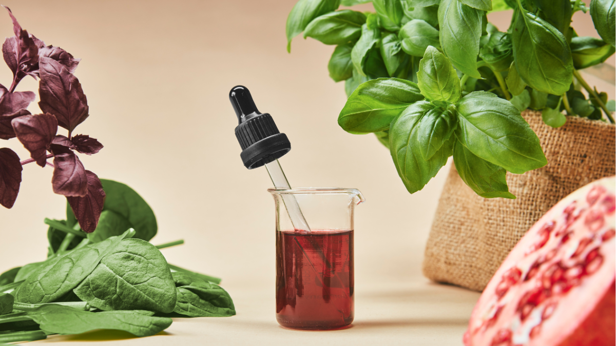 En glasbägare med en vegansk järnlösning med en pipett i.