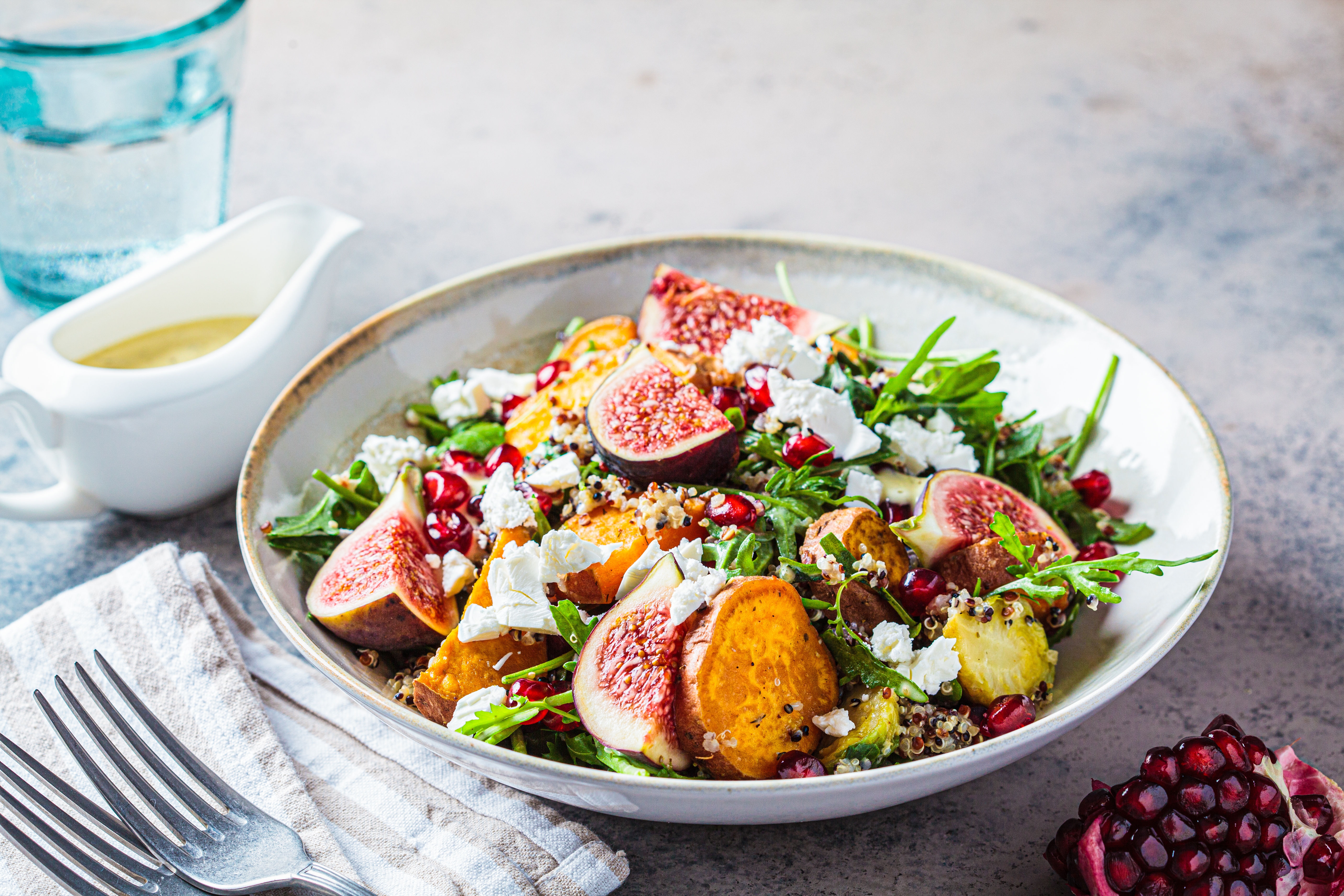 Sallad med sötpotatis, vegansk feta och fikon i en djuptallrik