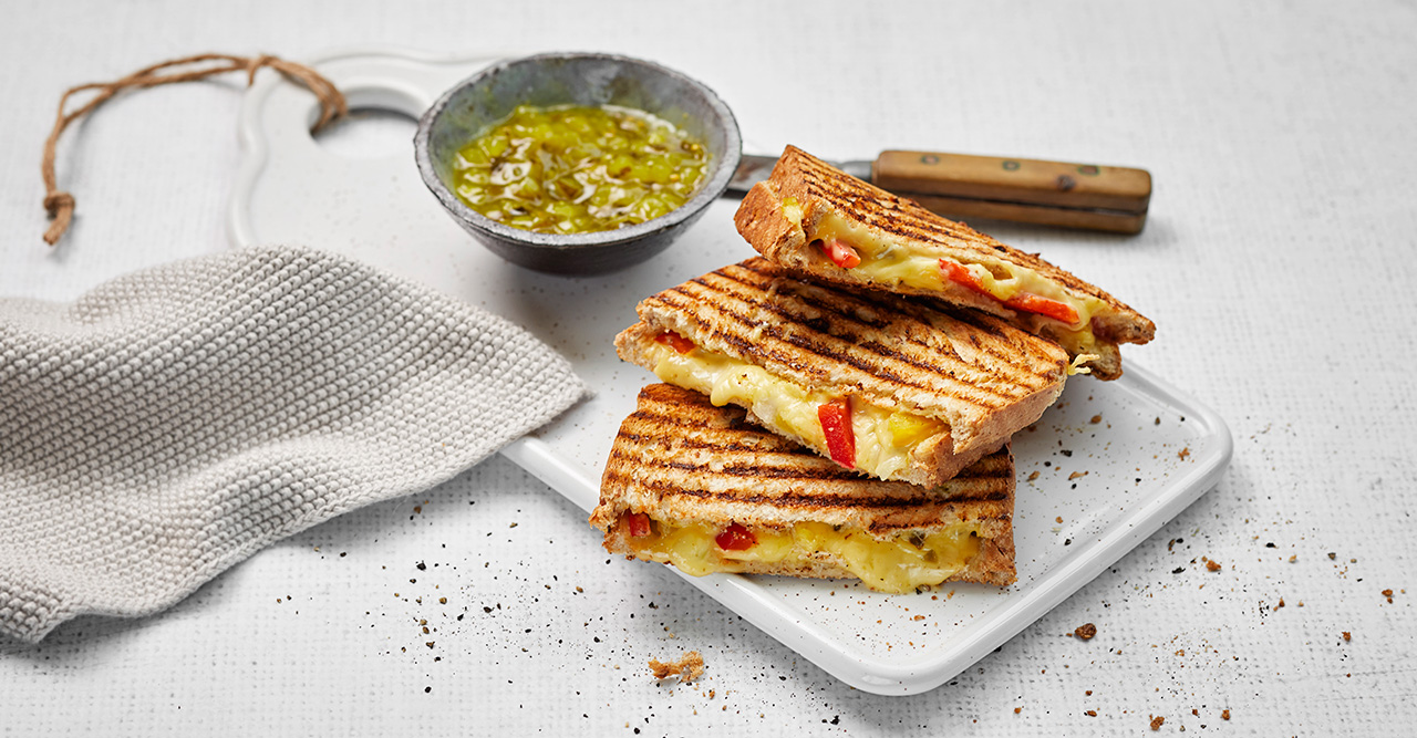 Veganska grillade mackor på ett ljust bord