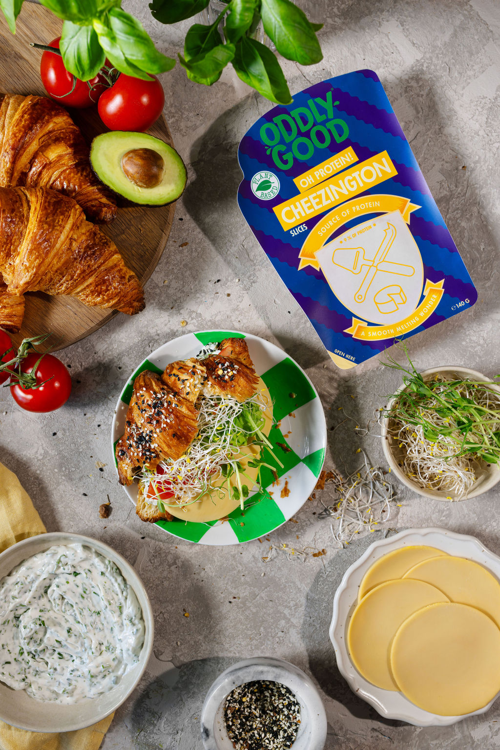 Ett frukostbord med gifflar, grönsaker och växtbaserad ost