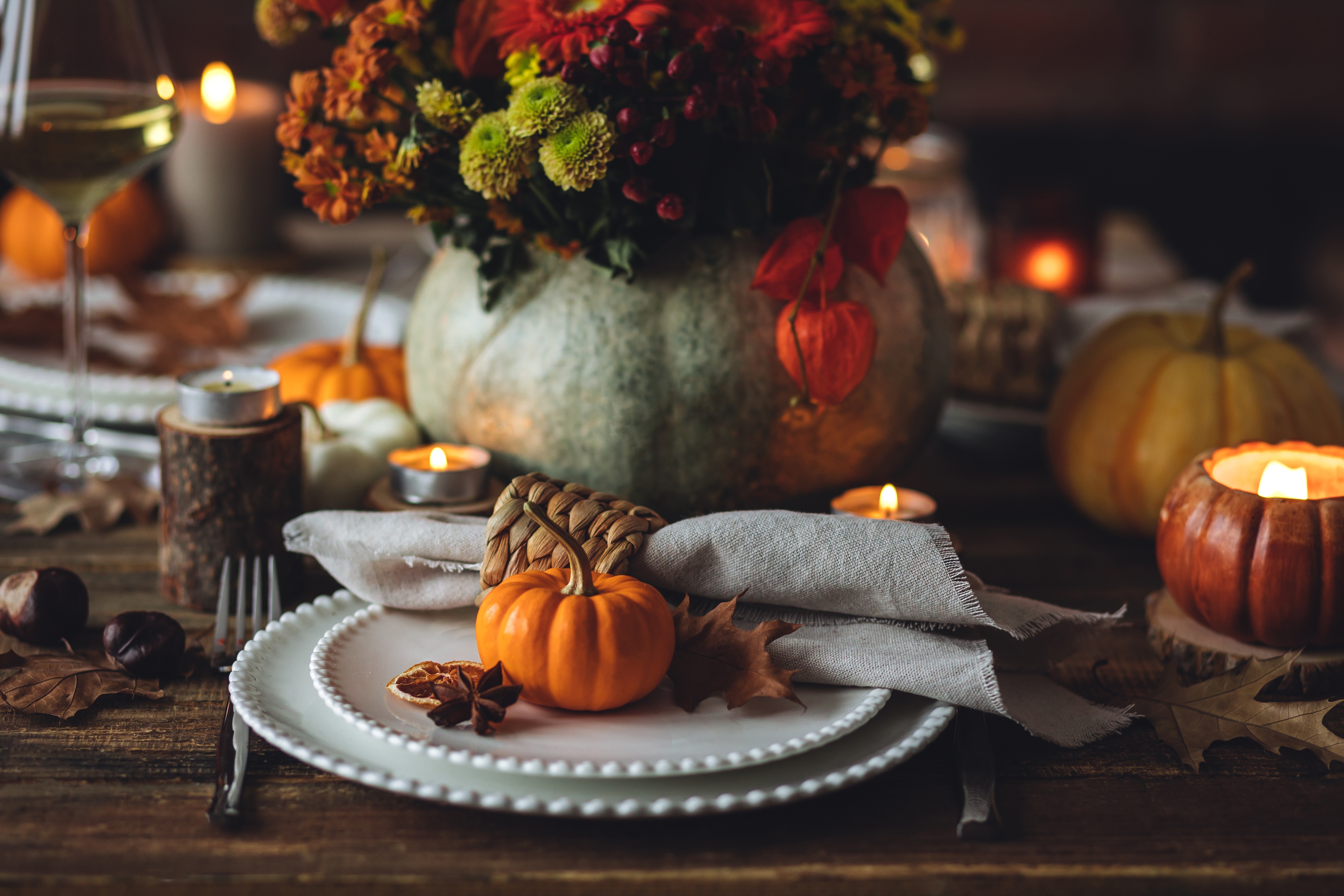 Mysig festlig semester bord inredning för hem familj Thanksgiving middag. Traditionell händelse, elegant naturlig dekoration. Trä rustikt bord, lantlig stil.