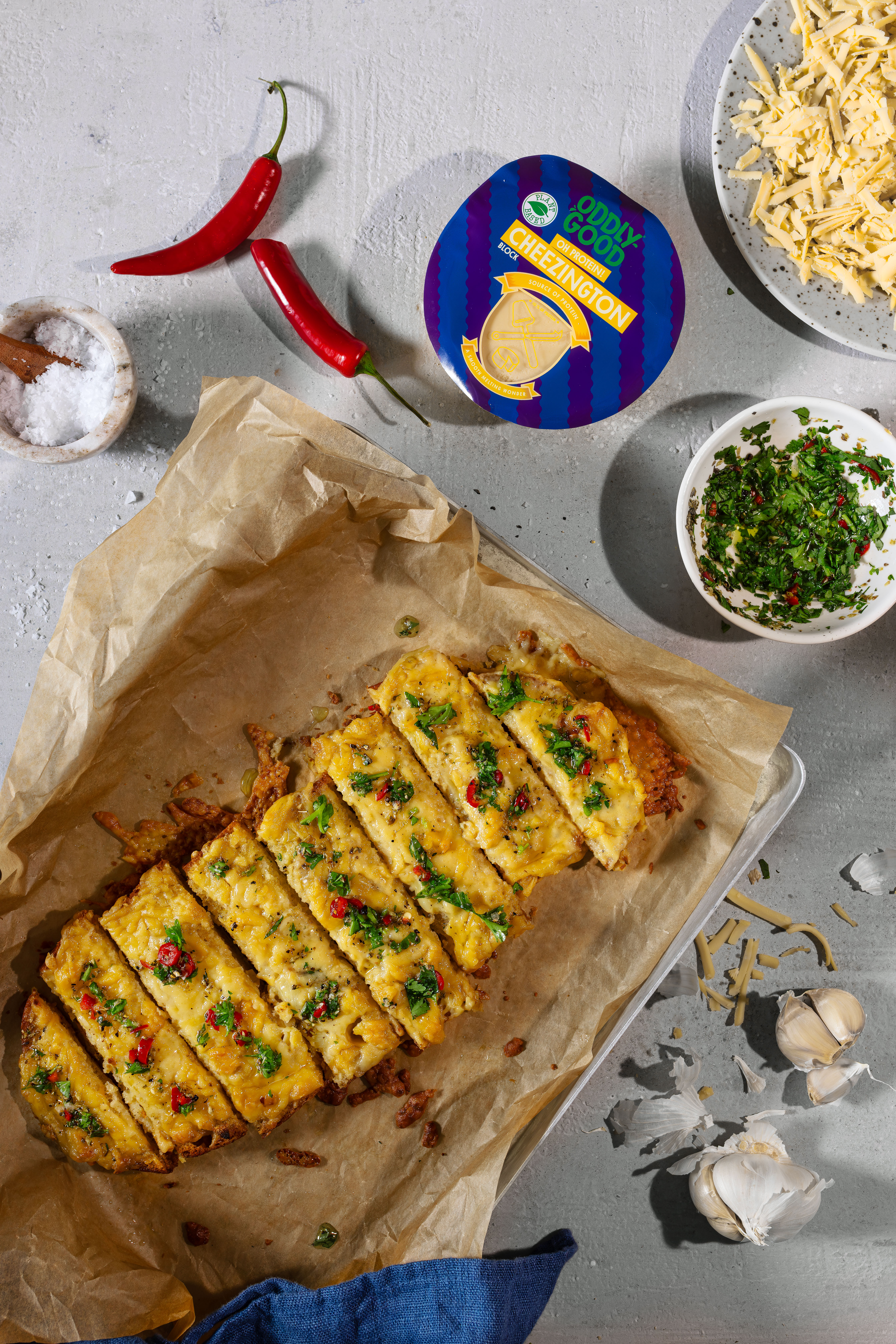Veganskt vitlöksbröd på bakplåtspapper
