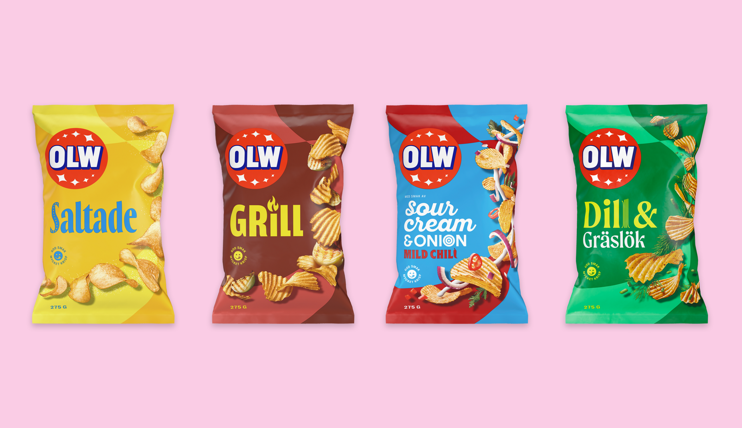 Fyra påsar chips mot en rosa bakgrund