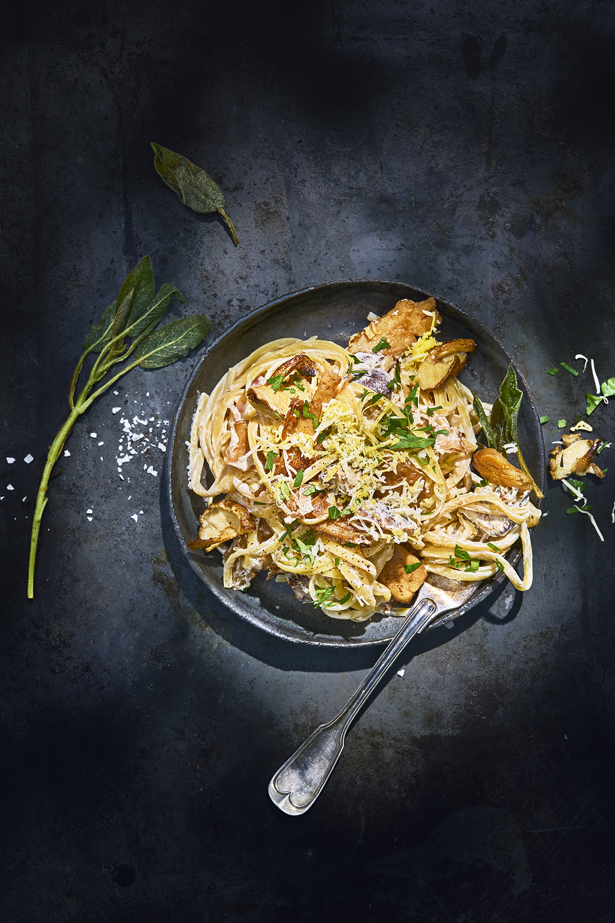 Vegansk kycklingpasta i en svart djuptallrik på ett svart bord
