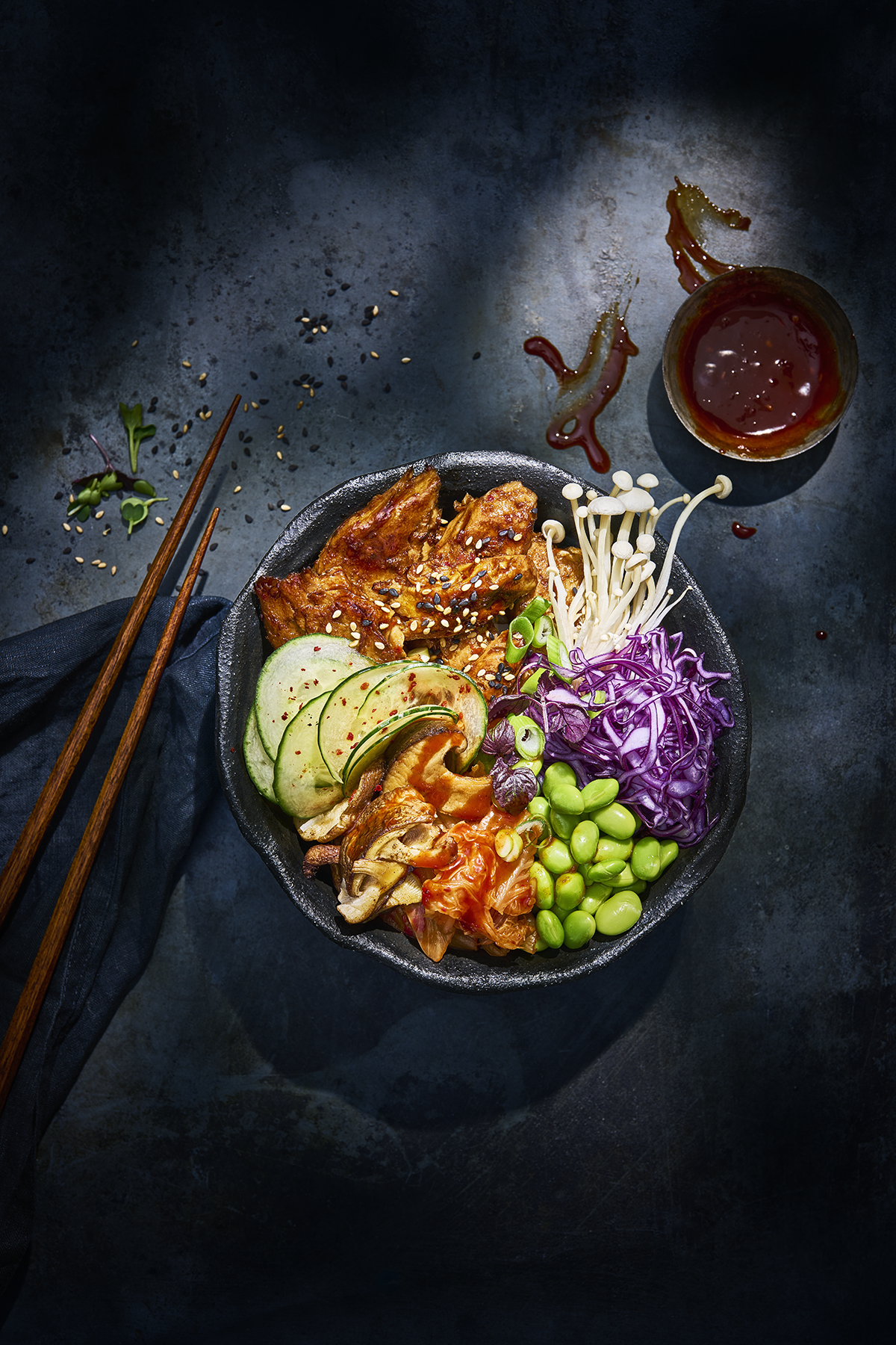Koreansk grönsaksbowl i en svart djuptallrik på ett svart bord