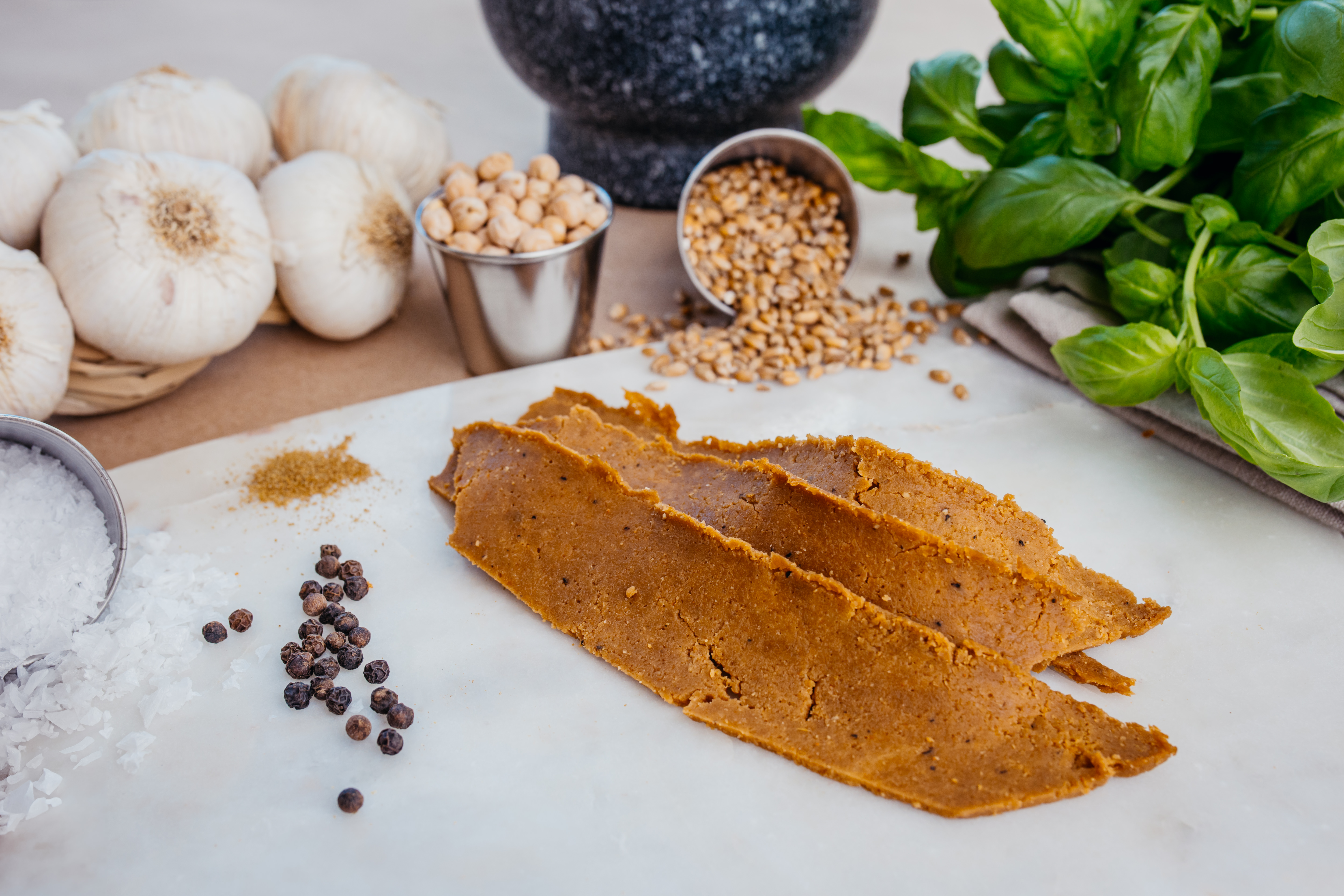 veganska kebabskivor på ett vitt bort med kryddor och örter bakom