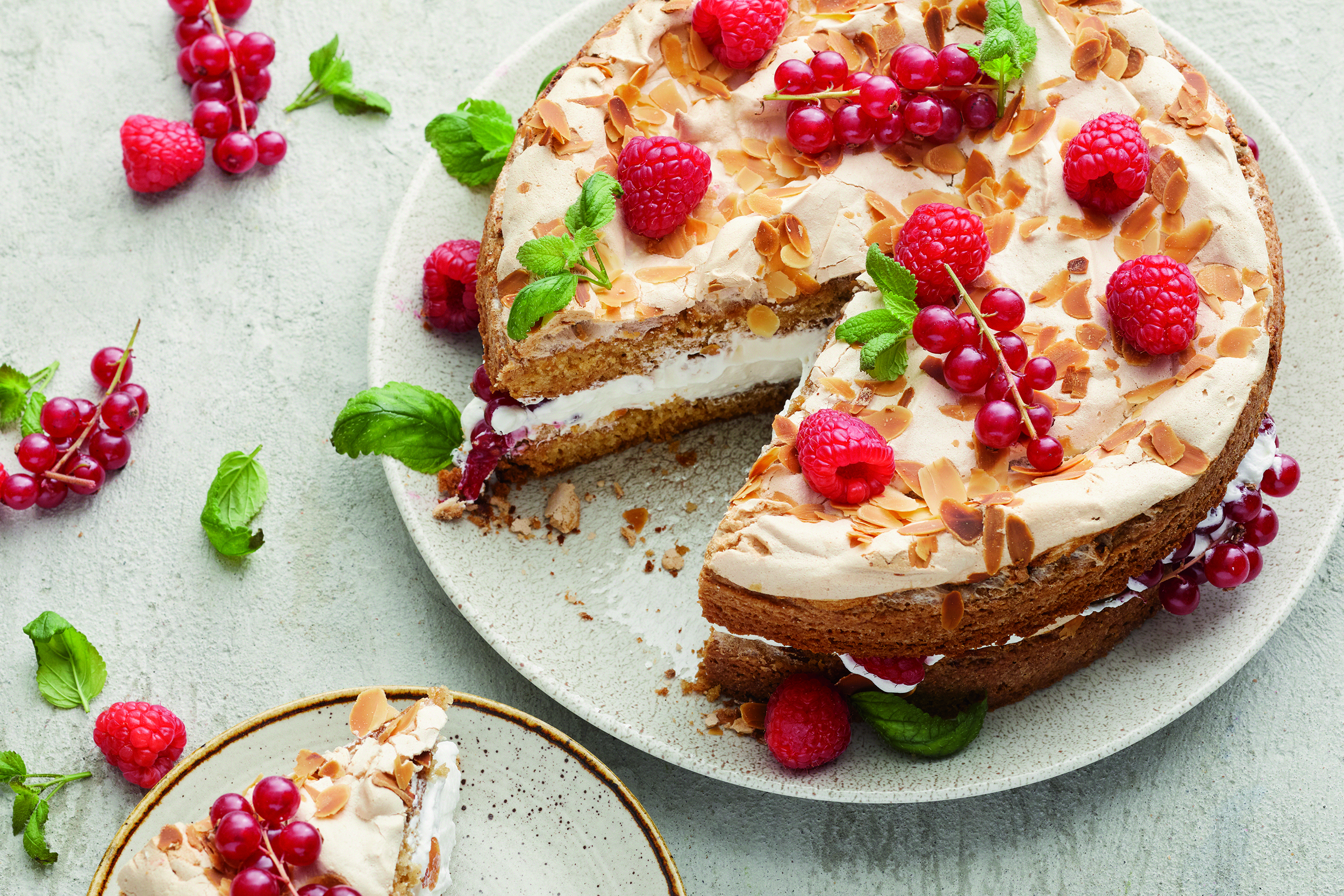 Vegansk tårta med hallon och röda vinbär