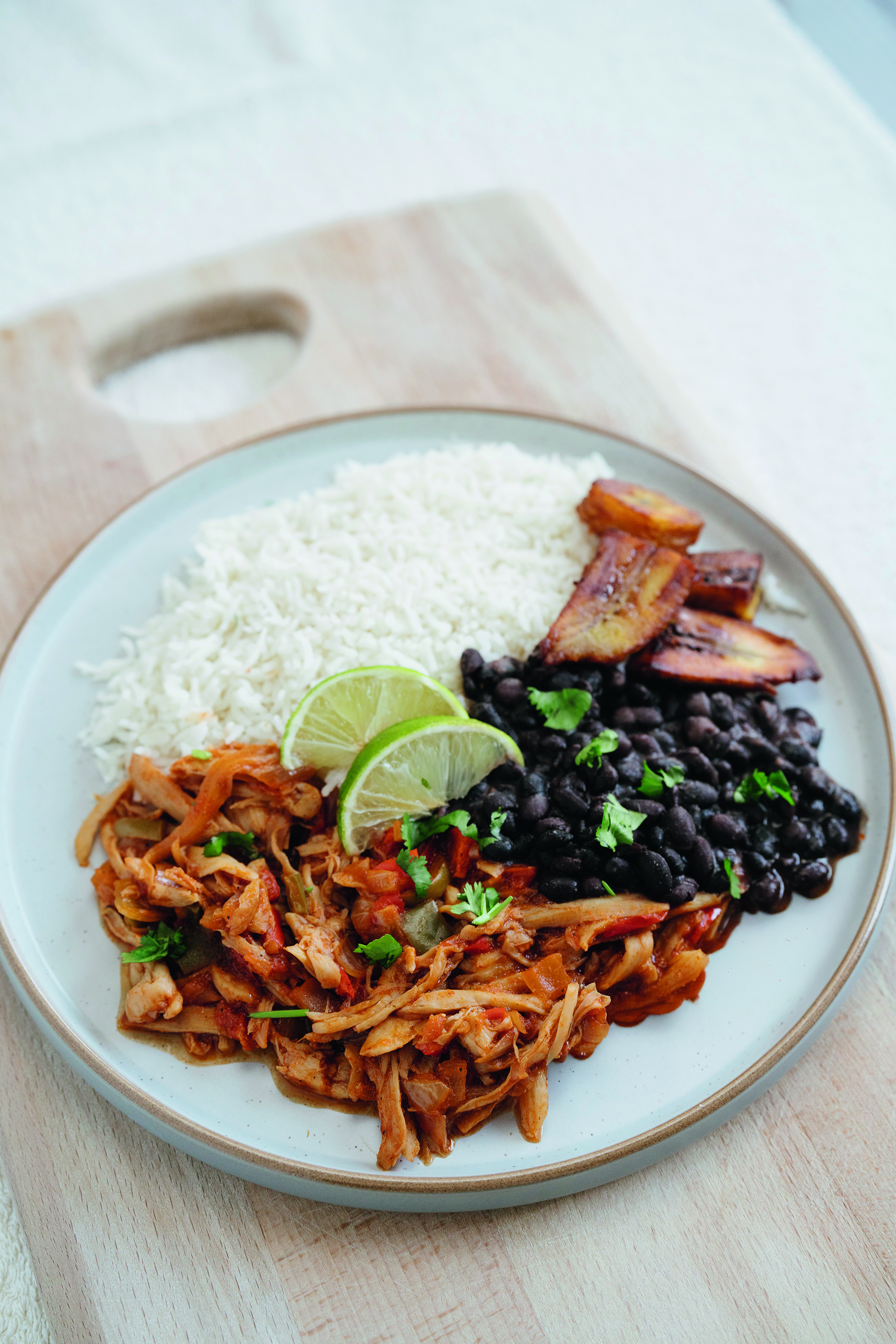 Vegansk svamprätt med ris och bönor på en tallrik