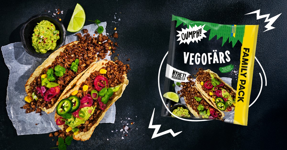 En delad bild där det är tacos på ena sidan och en paket vegofärs på den andra sidan på en svart bakgrund.