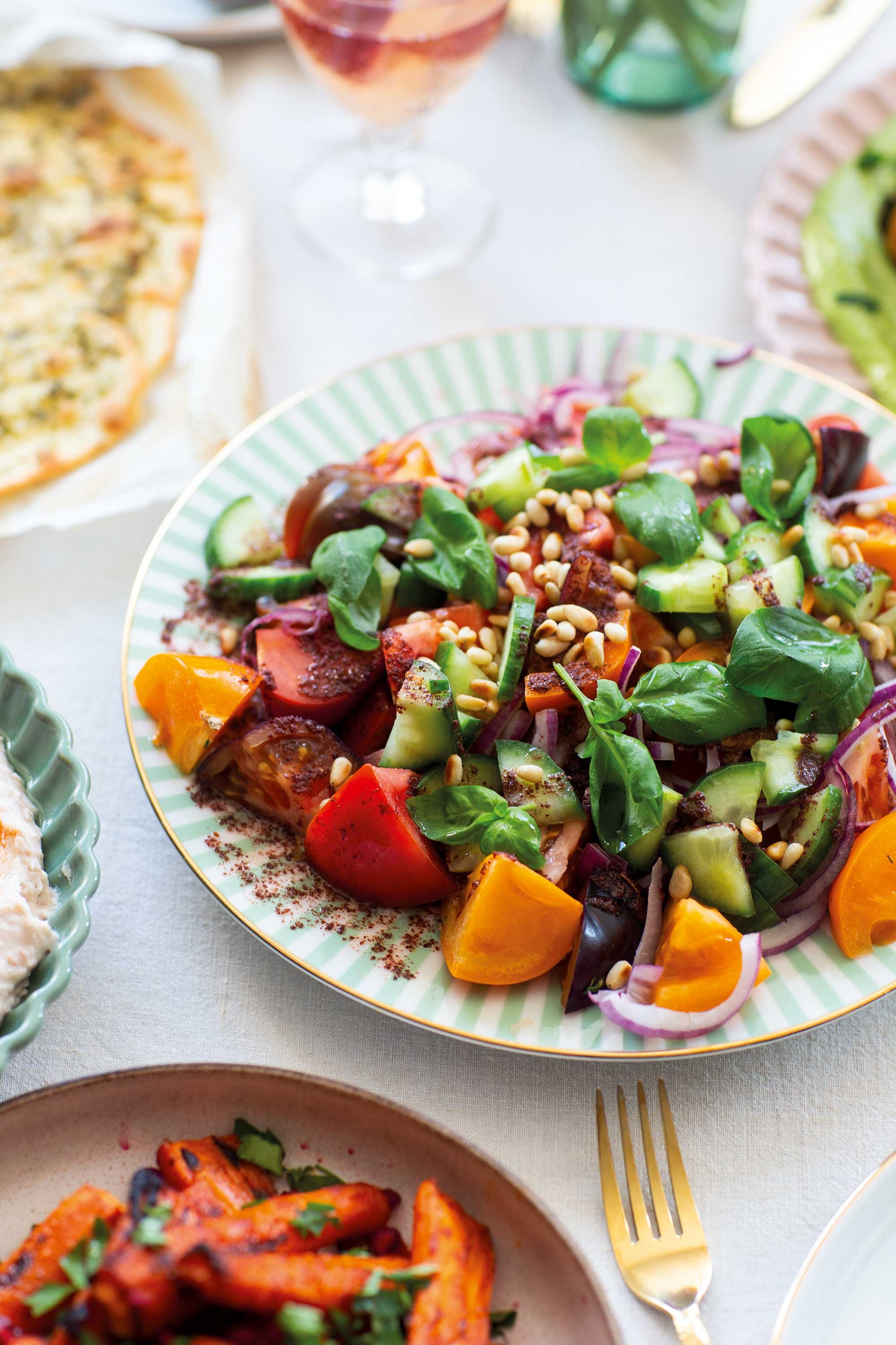 Tomatsallad med sumak på en vit tallrik